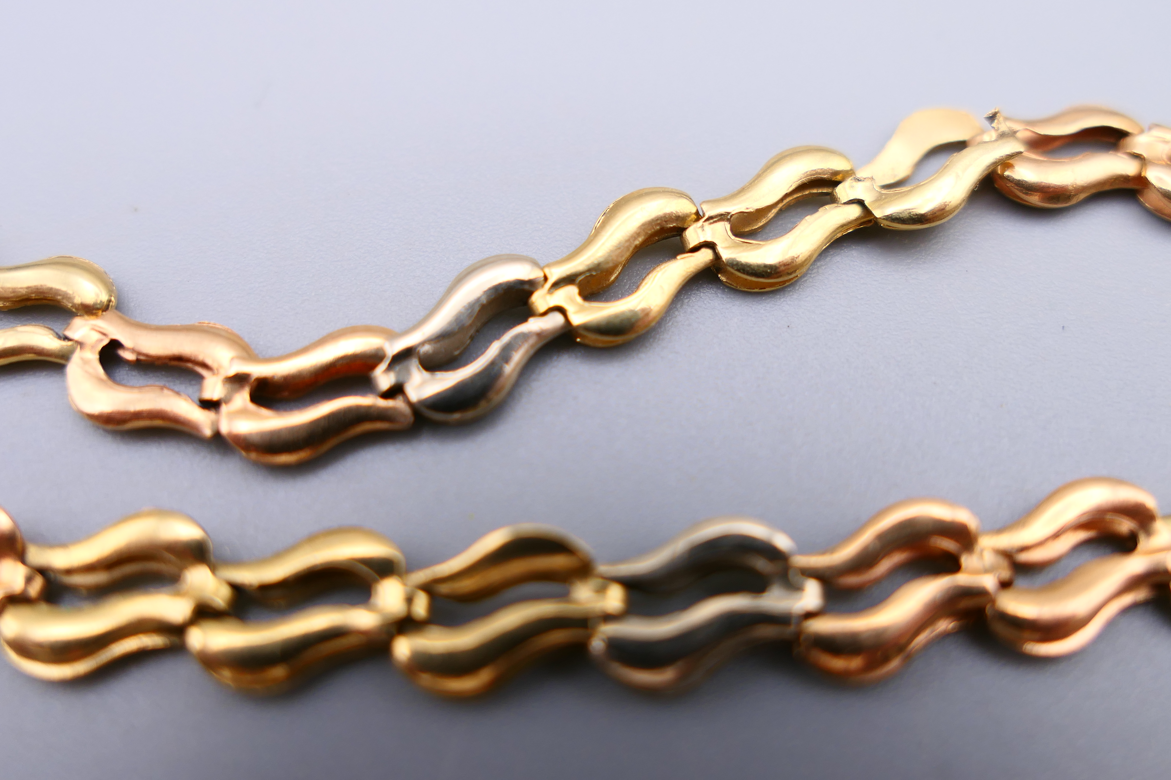 A 9 ct gold bracelet and another gold bracelet, possibly 18 ct gold. 19 cm long and 17 cm long. - Image 7 of 9