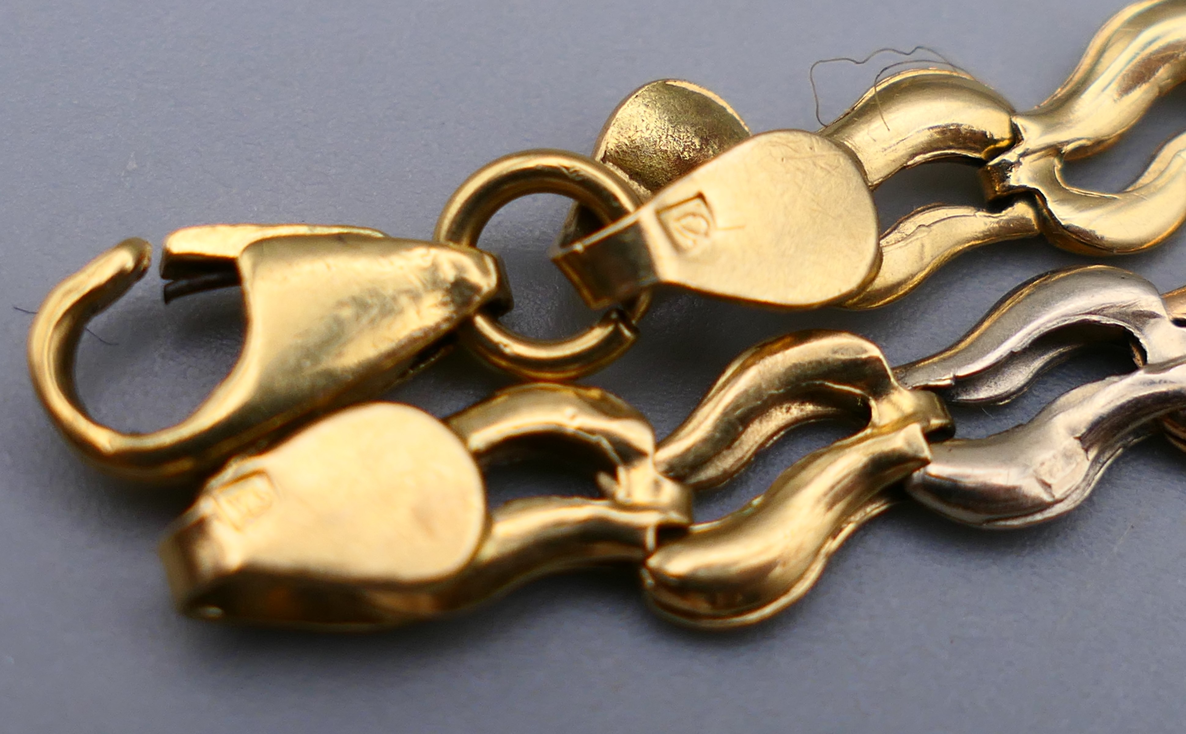 A 9 ct gold bracelet and another gold bracelet, possibly 18 ct gold. 19 cm long and 17 cm long. - Image 8 of 9