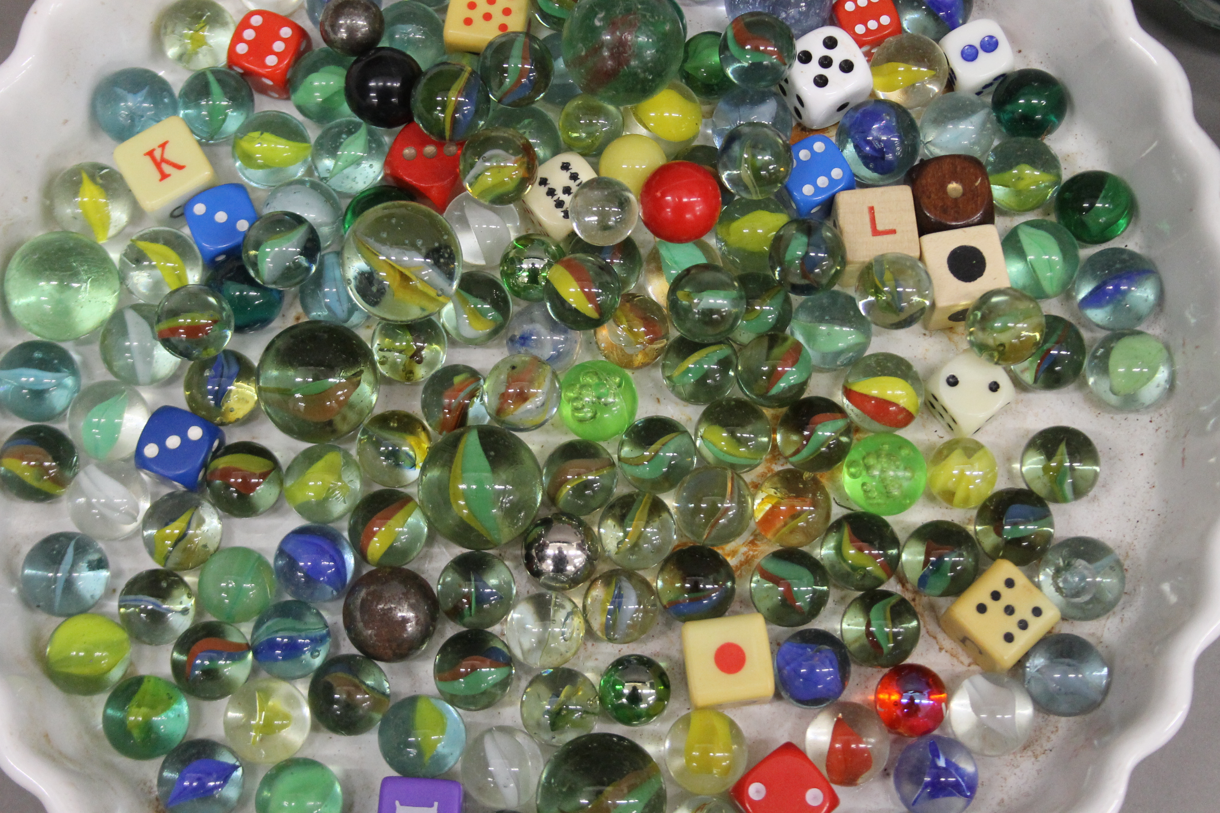 A collection of marbles, etc. - Bild 2 aus 3