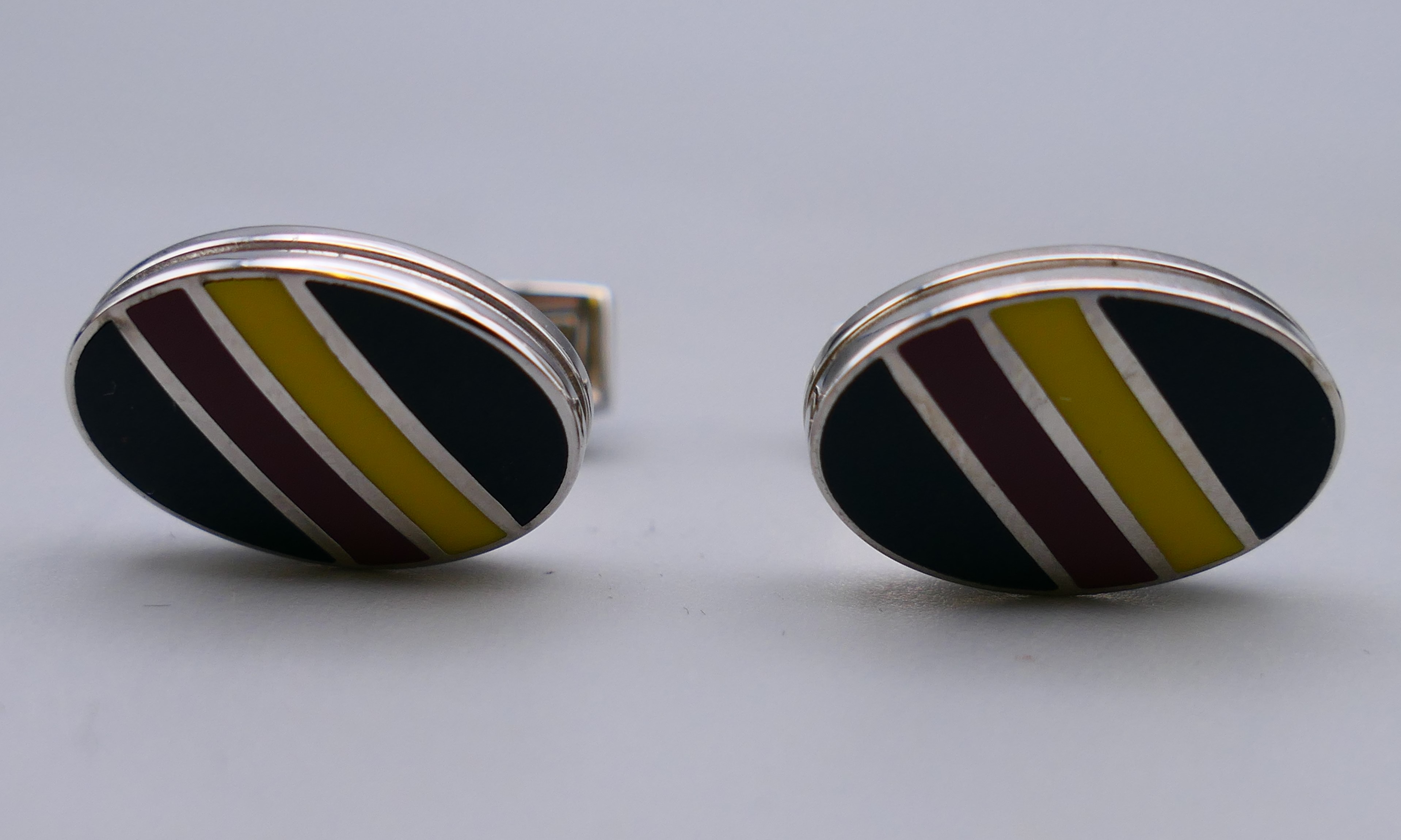 A pair of Hackett cufflinks and a pair of Armani cufflinks, both boxed. - Image 4 of 5