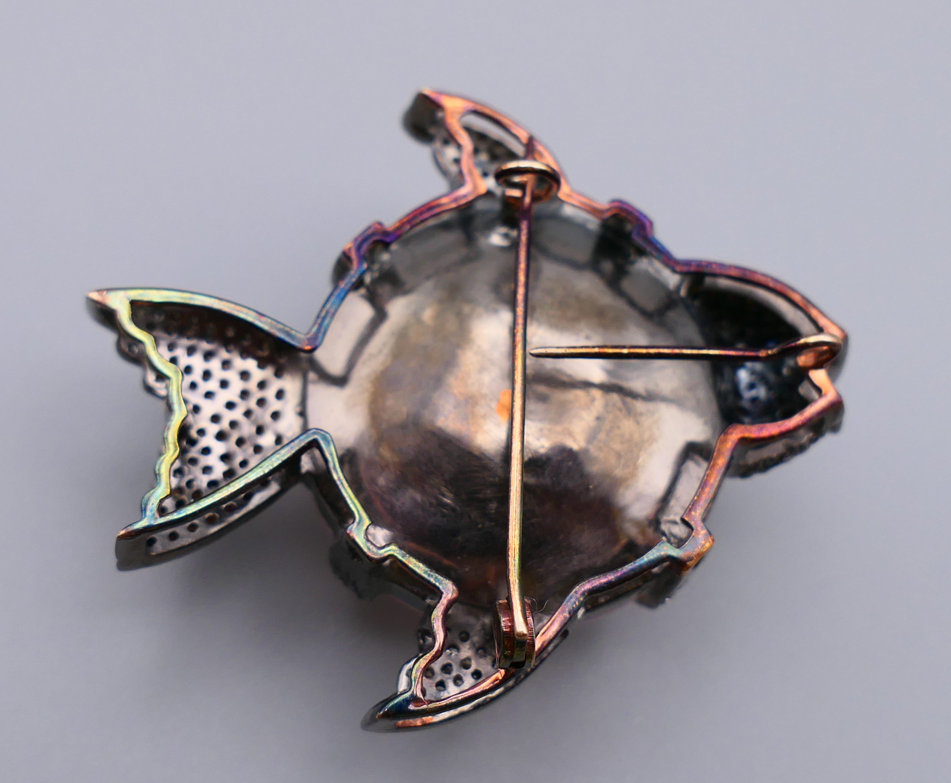 A silver, diamond and rose quartz fish form brooch. 5 cm long x 4.5 cm high. - Image 3 of 8
