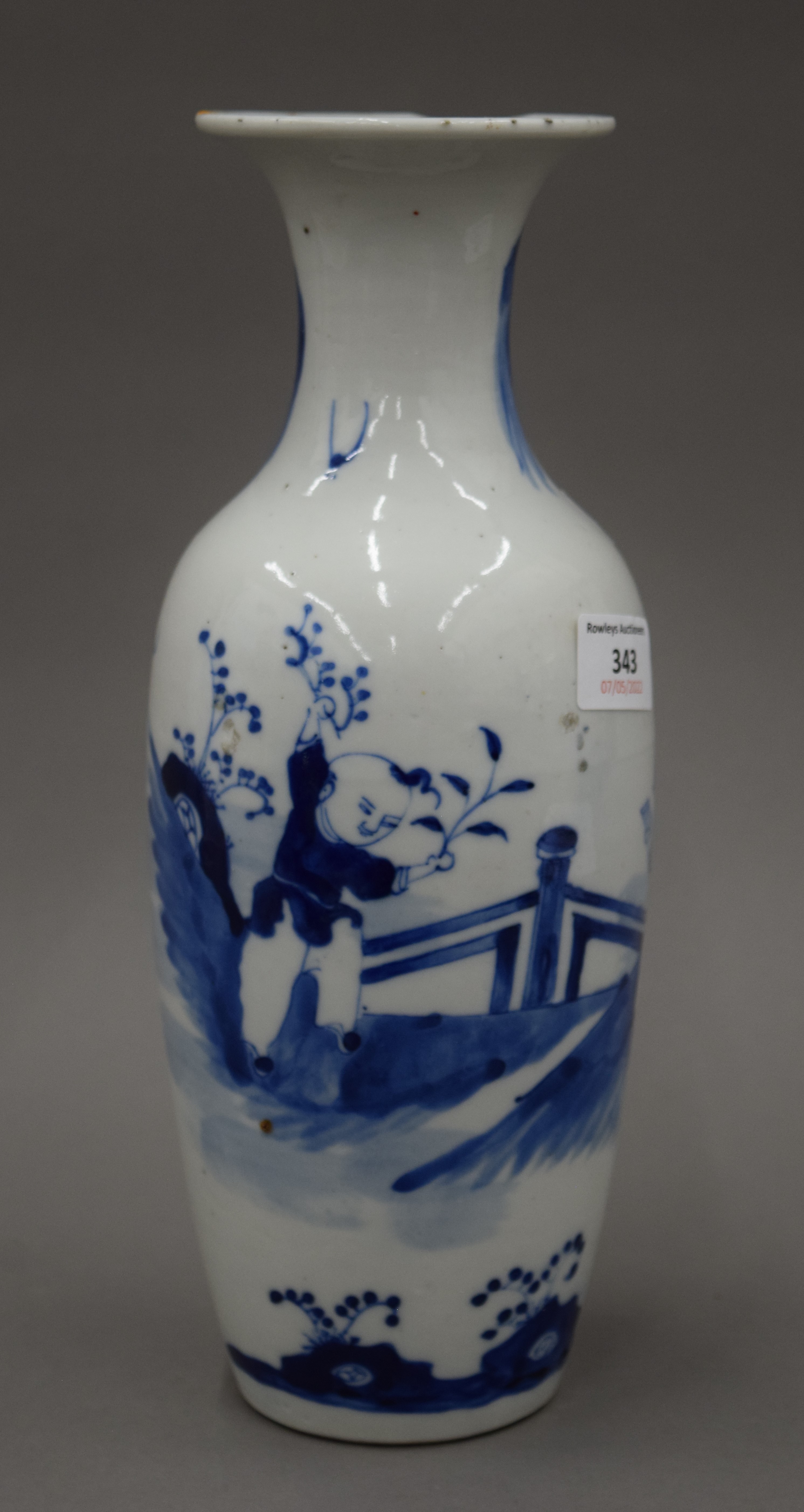 A Chinese blue and white porcelain vase with four character mark to base. 31 cm high. - Image 3 of 5