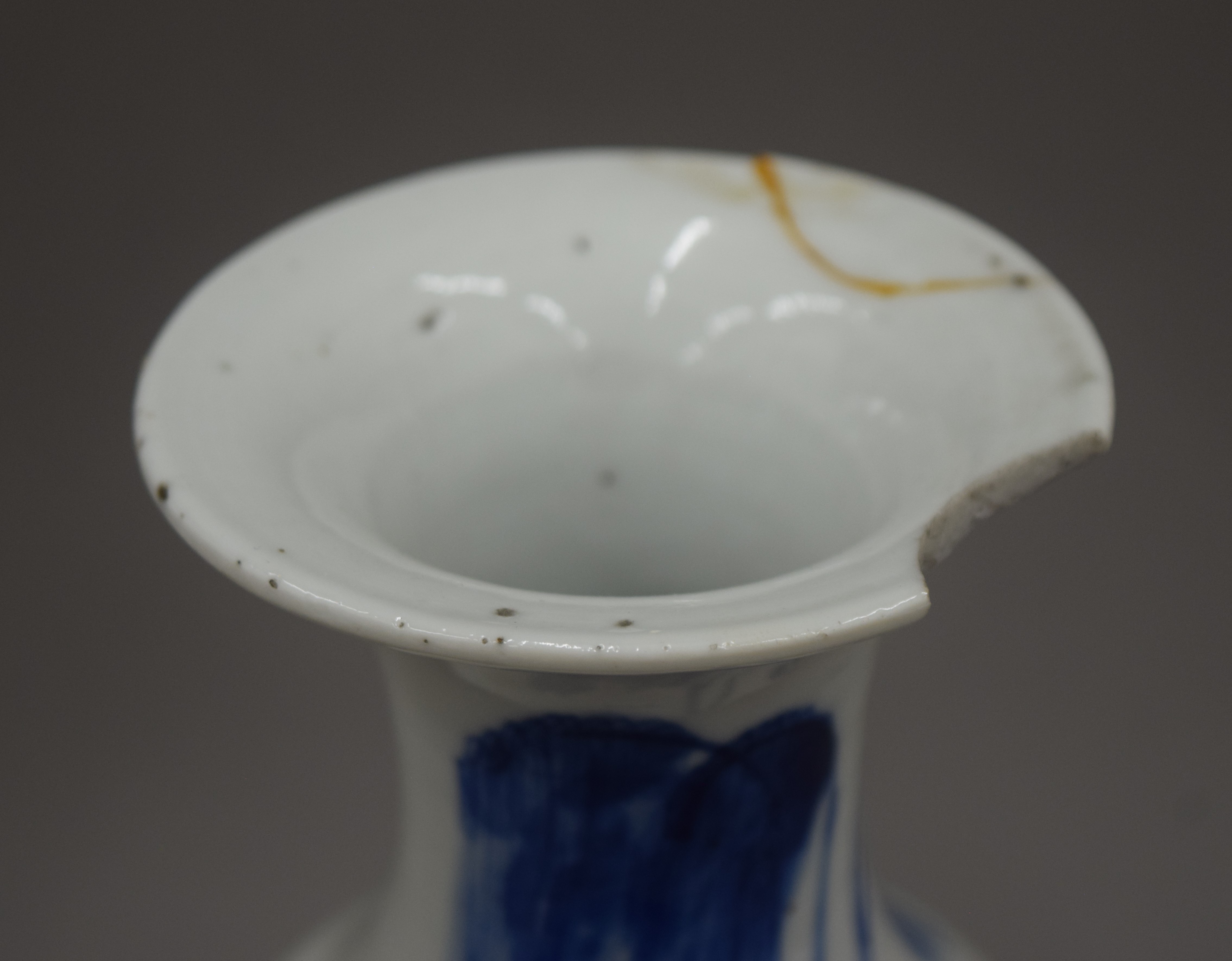 A Chinese blue and white porcelain vase with four character mark to base. 31 cm high. - Image 4 of 5