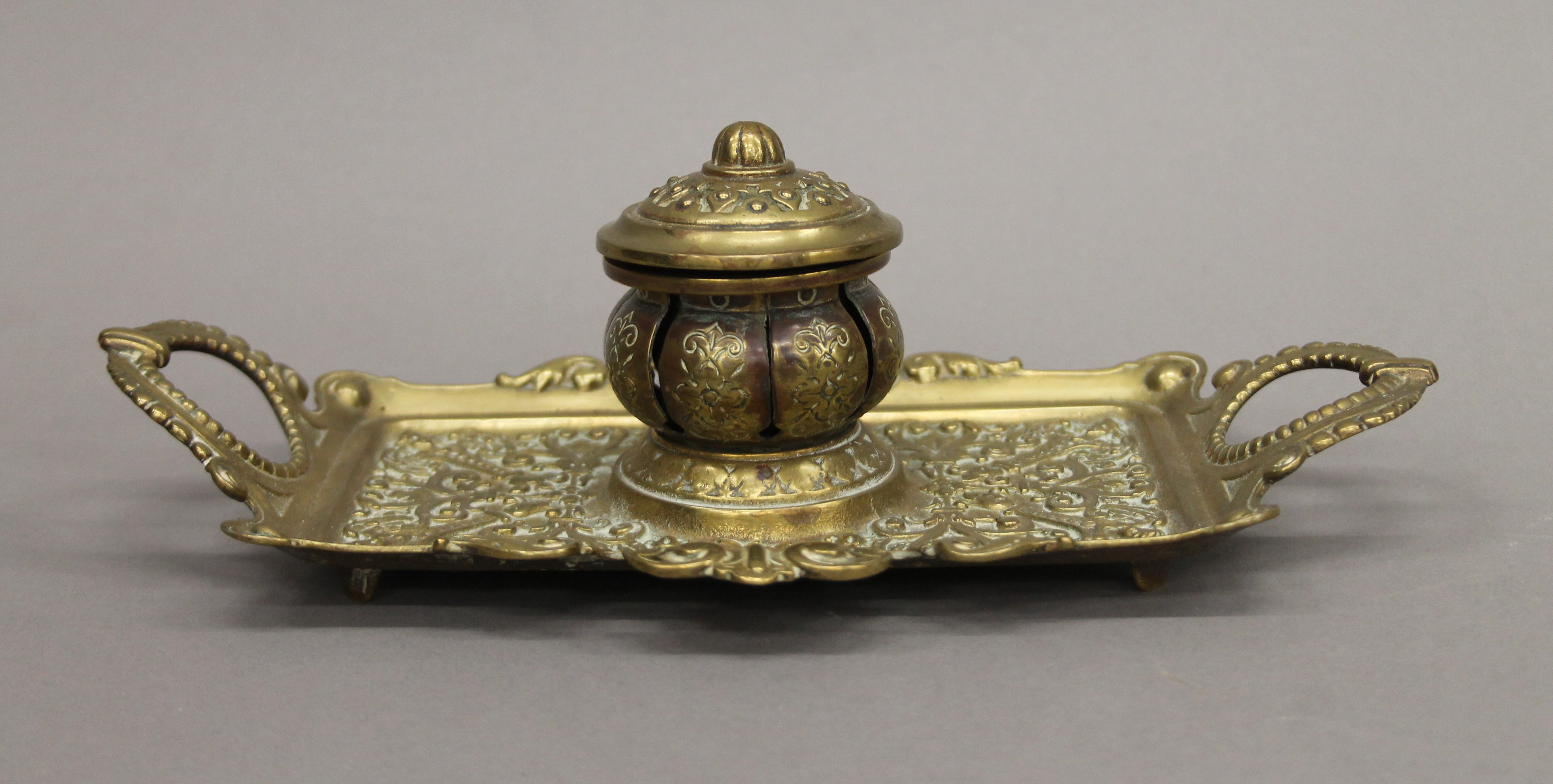 A brass inkwell and another inkwell. The former 23 cm wide. - Image 3 of 7