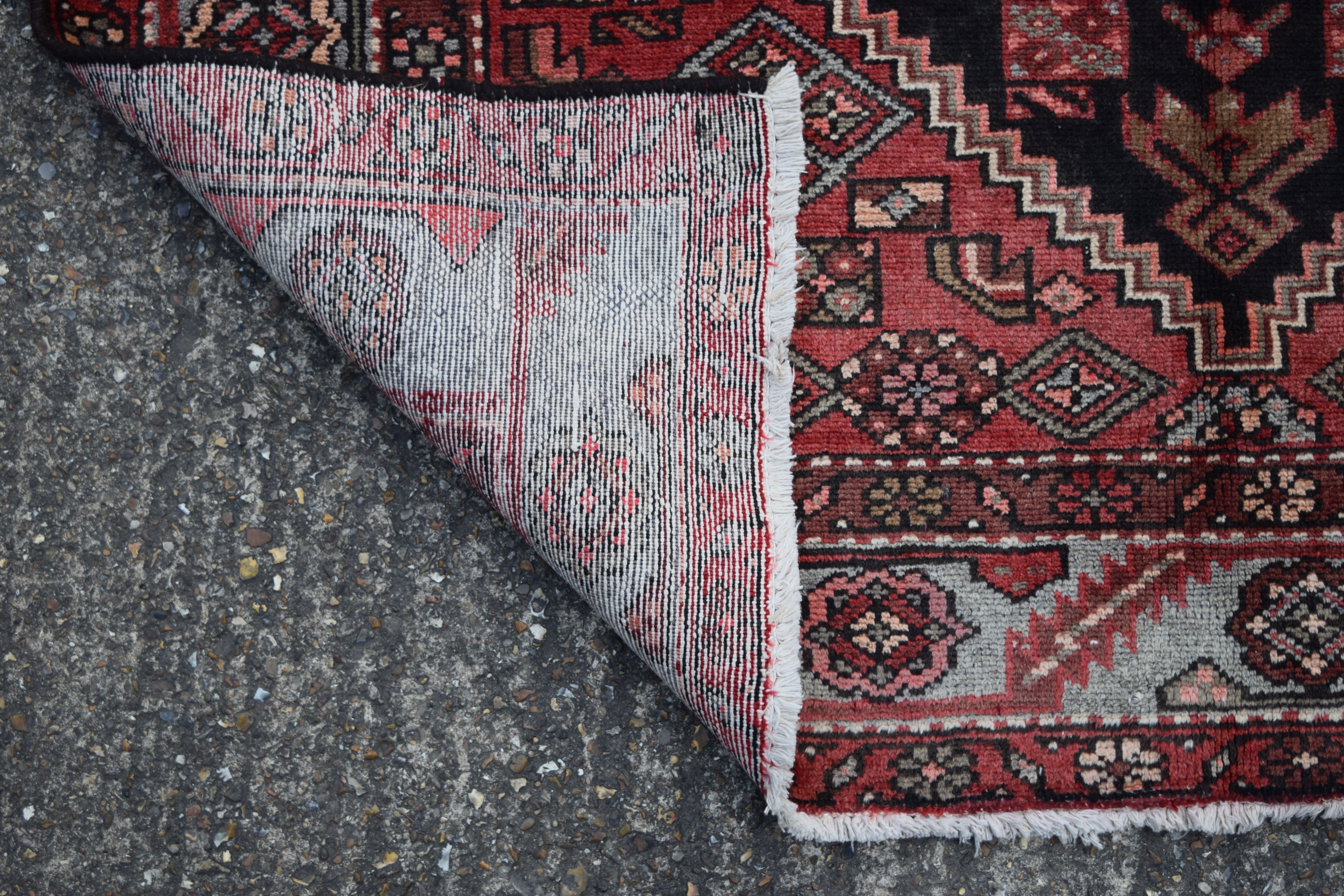 A Zanjan rug. 232 x 128 cm. - Image 3 of 3