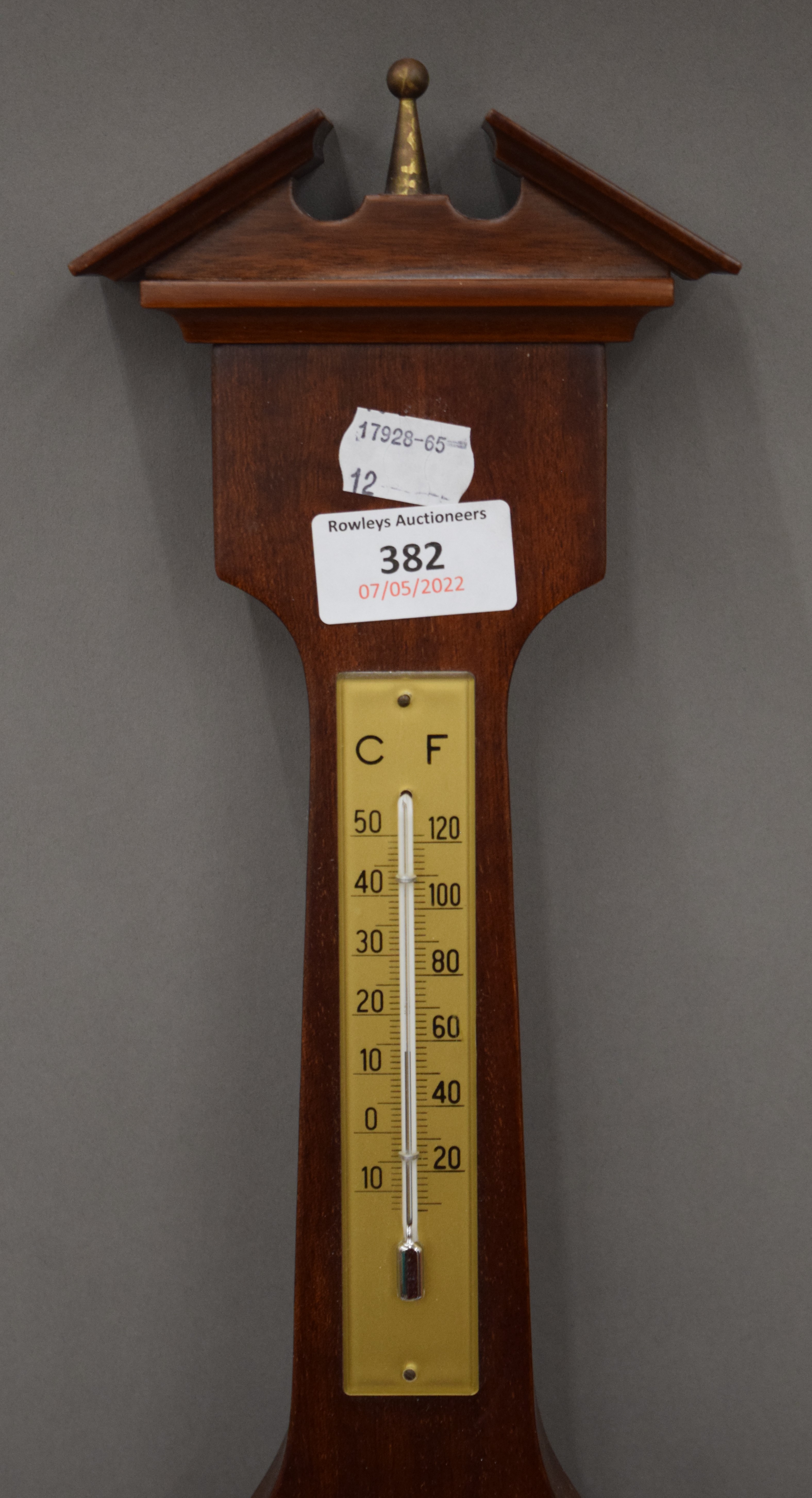 A wooden banjo barometer. 66.5 cm high. - Bild 2 aus 3