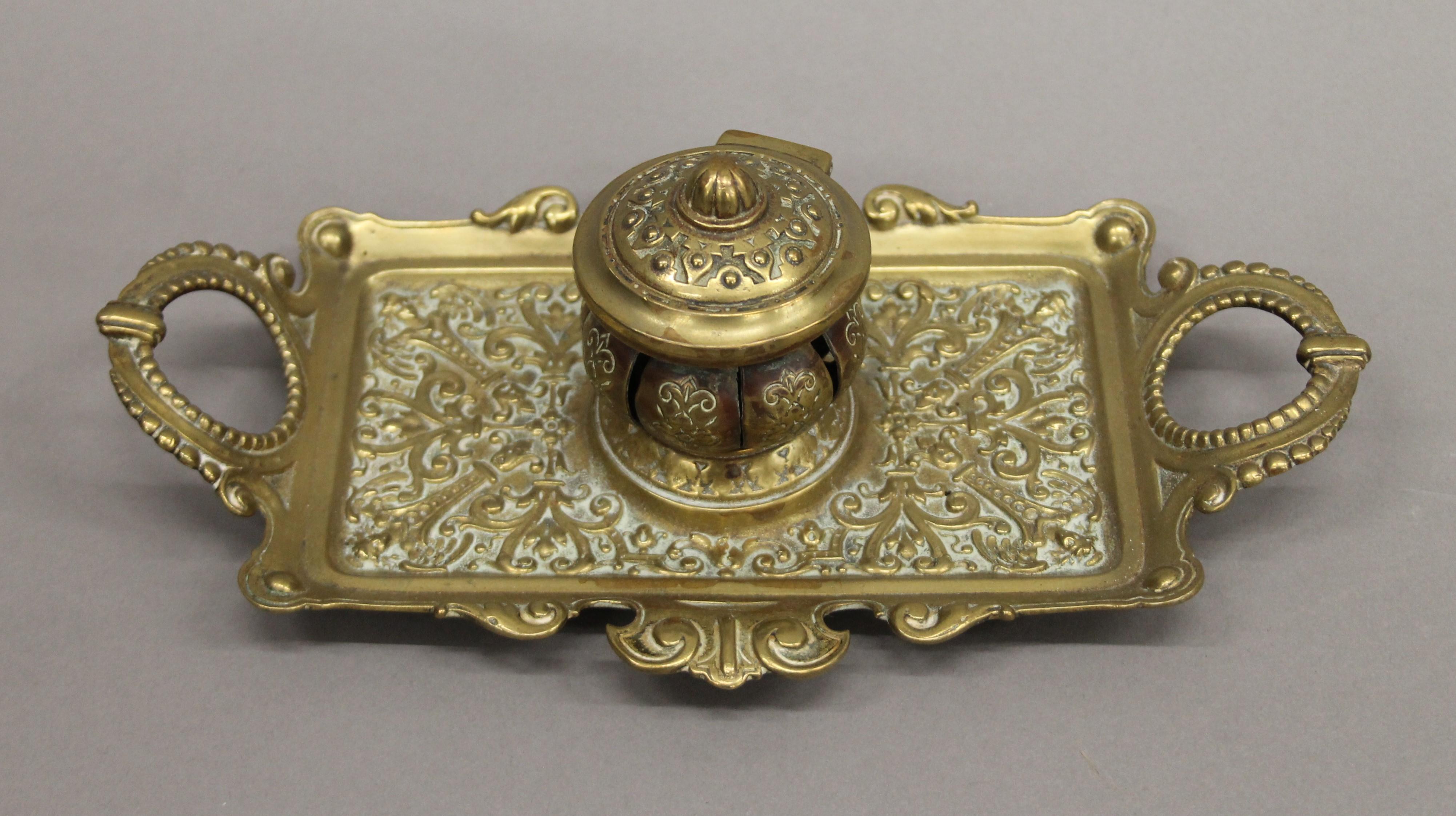 A brass inkwell and another inkwell. The former 23 cm wide. - Image 2 of 7