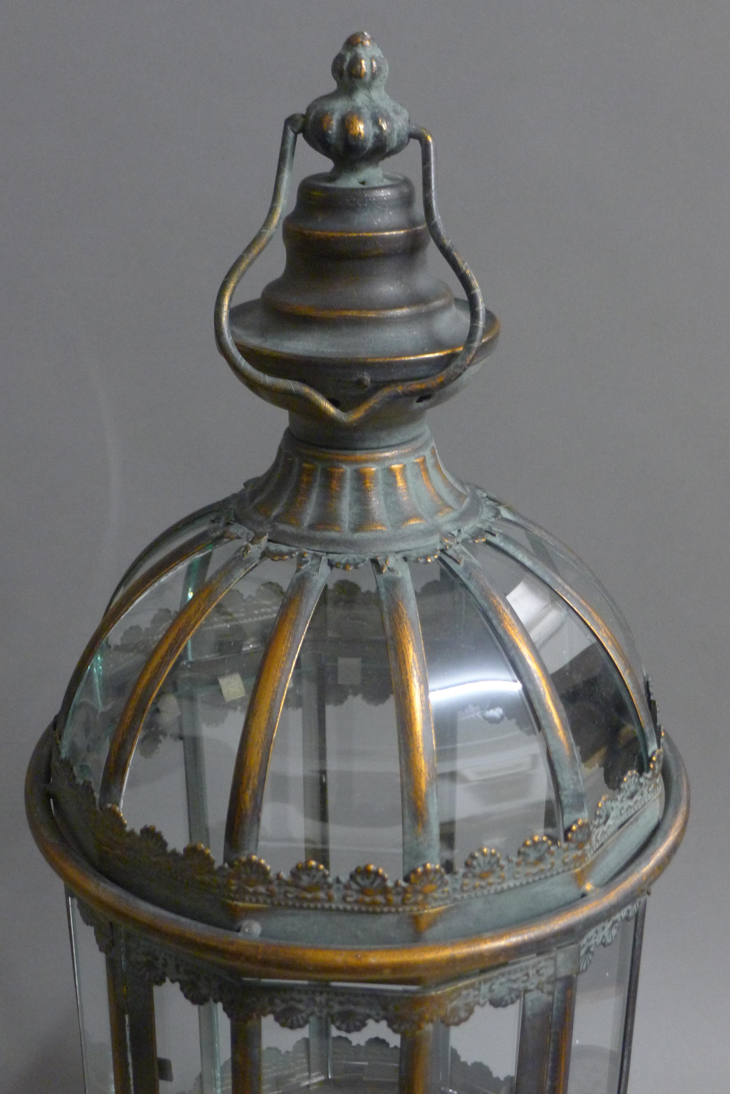 A pair of lanterns. 56 cm high. - Image 3 of 4