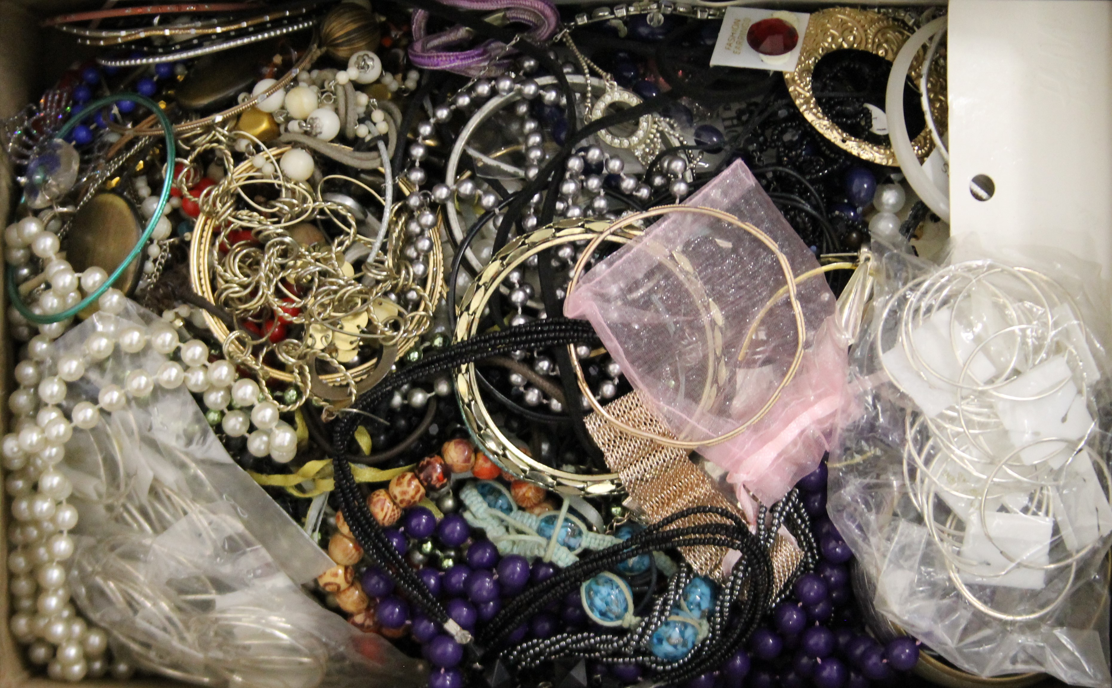 A large quantity of costume jewellery. - Image 4 of 4