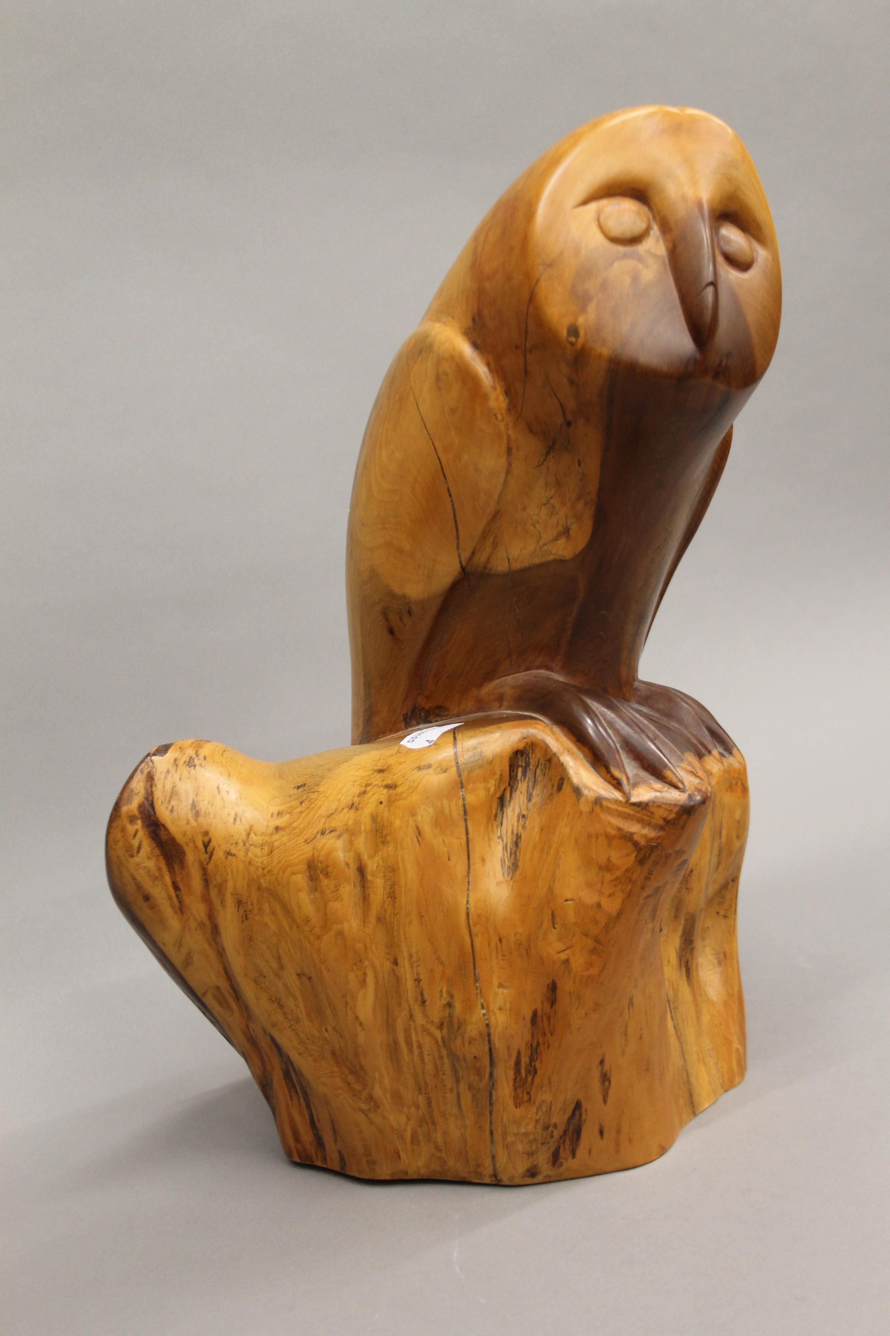 A carved wooden model of an owl. 40 cm high. - Bild 2 aus 3