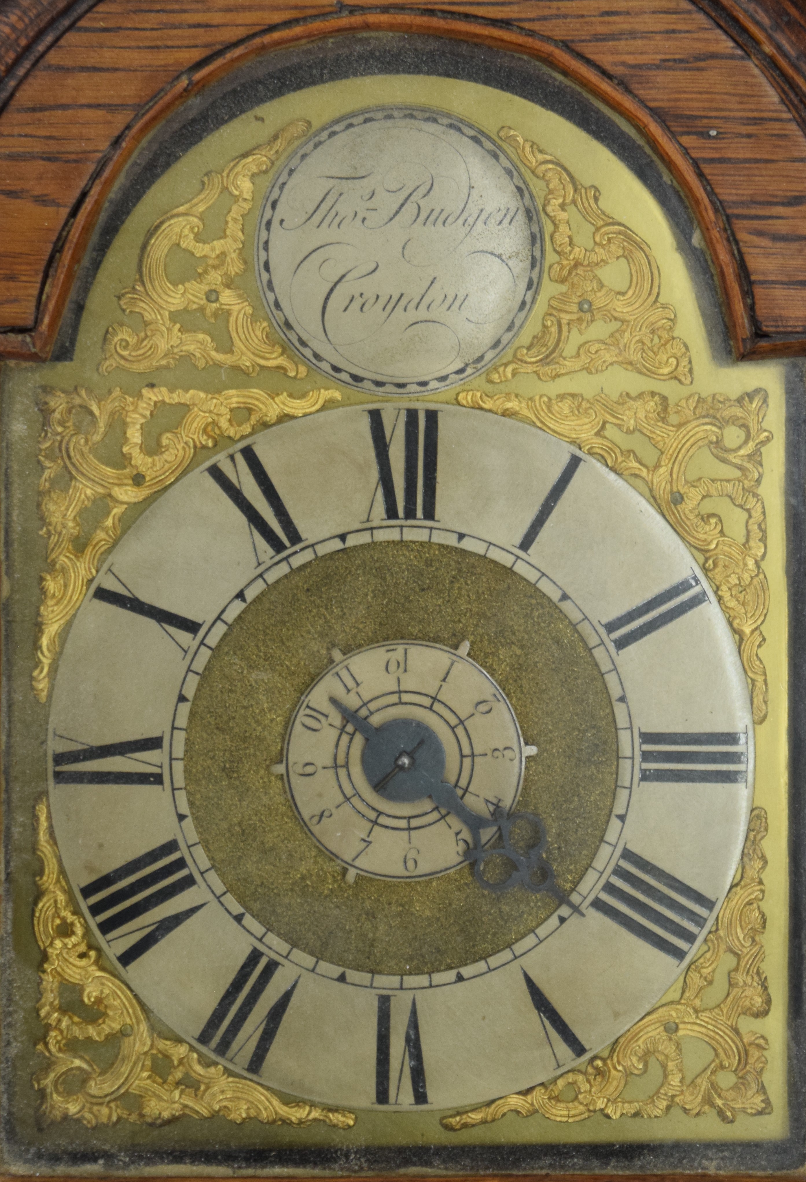 An oak wall clock, the brass dial inscribed Thos Budgen Croydon. 50 cm high. - Image 3 of 6