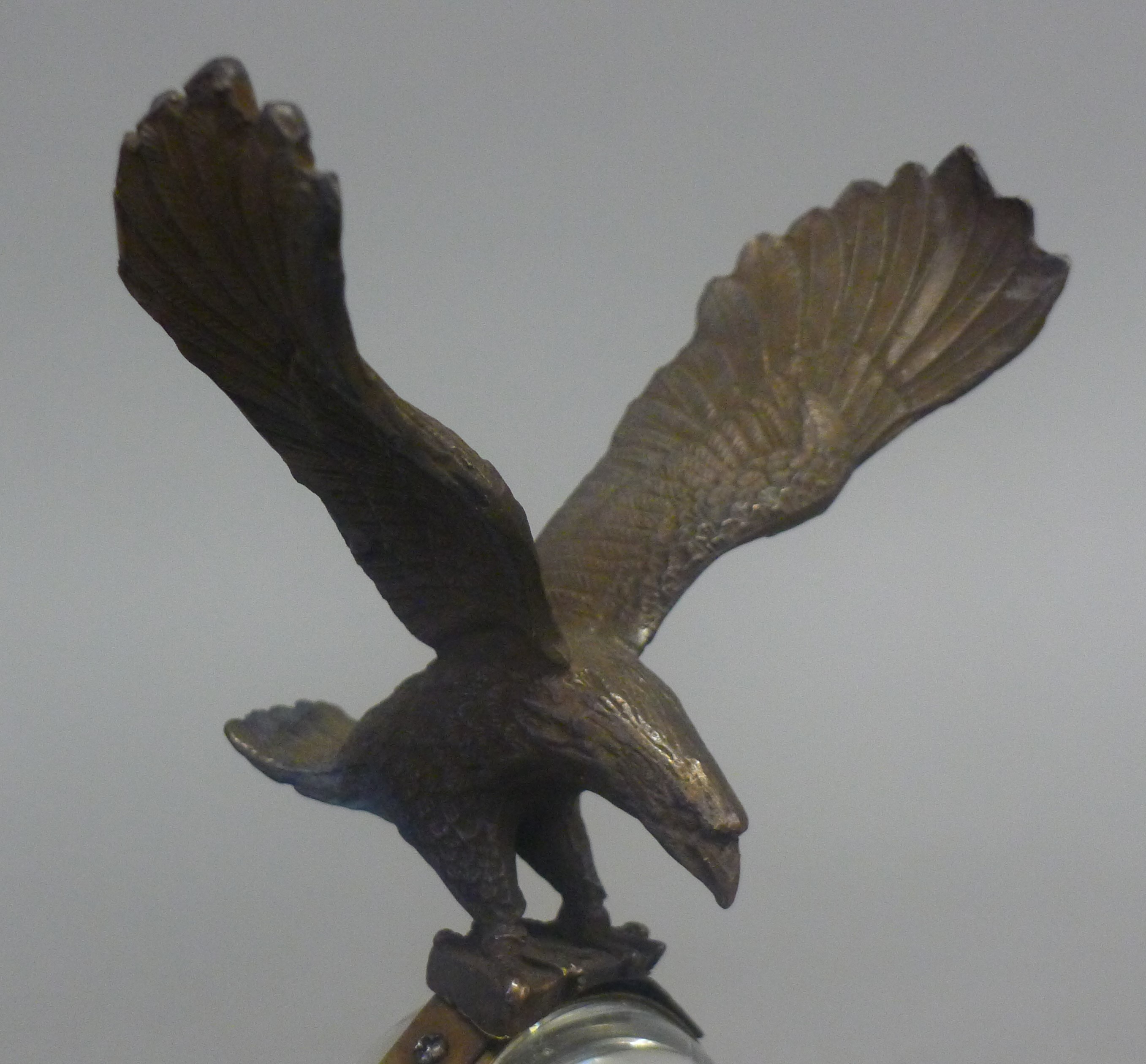 An eagle ball clock. 21.5 cm high. - Image 4 of 4