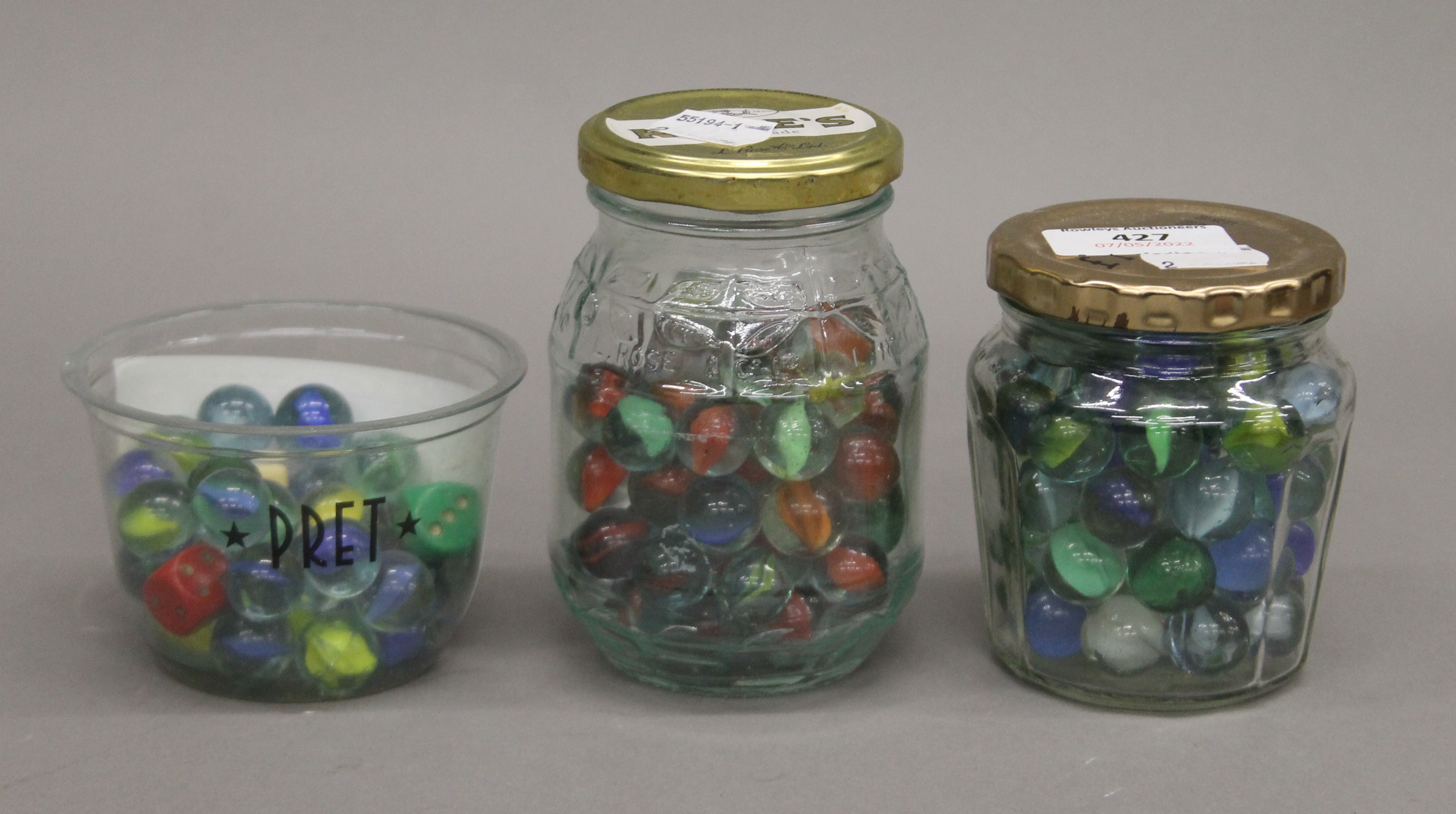 A collection of marbles, etc. - Bild 3 aus 3