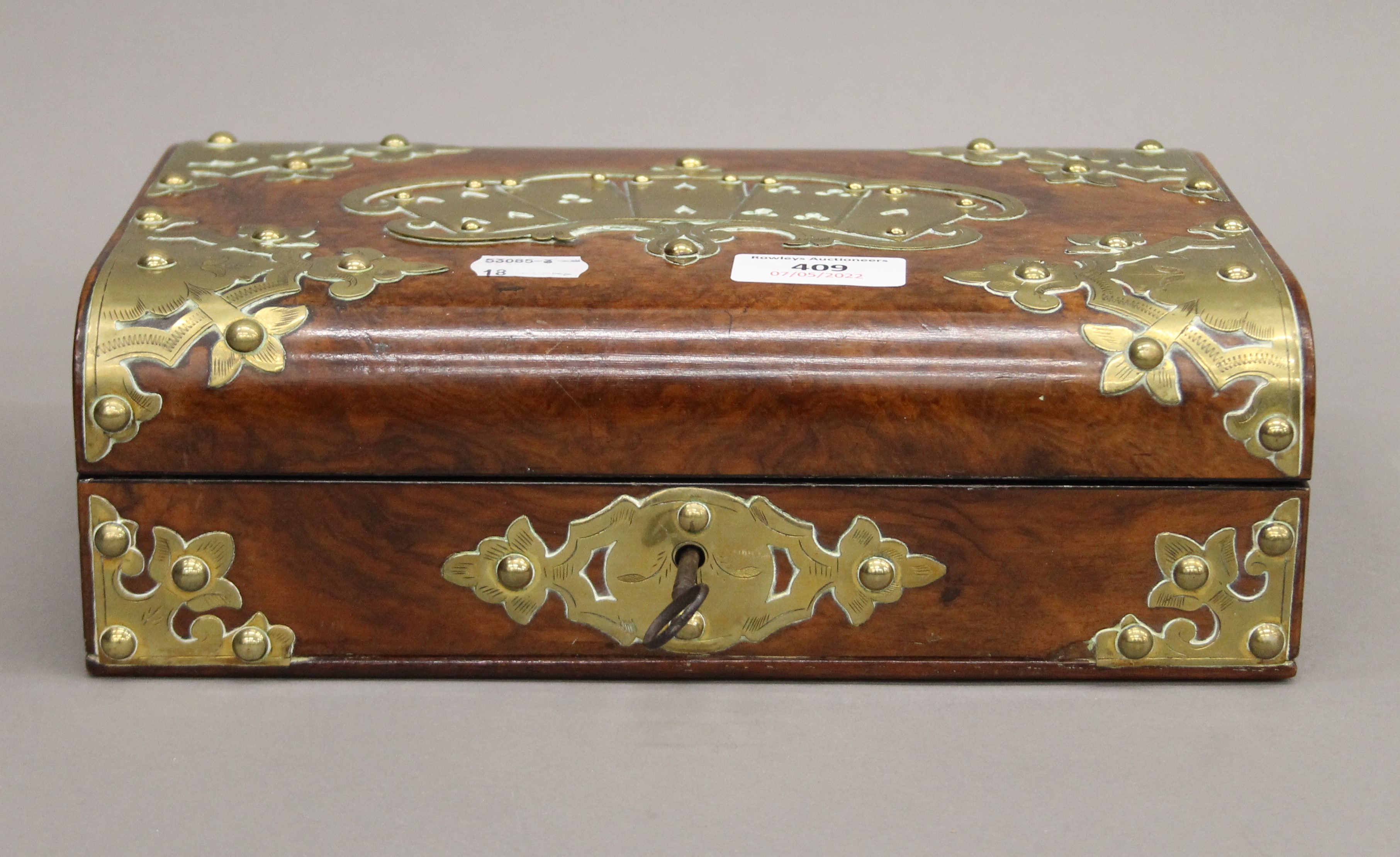 A Victorian brass and walnut playing card box. 26.5 cm wide. - Bild 3 aus 4