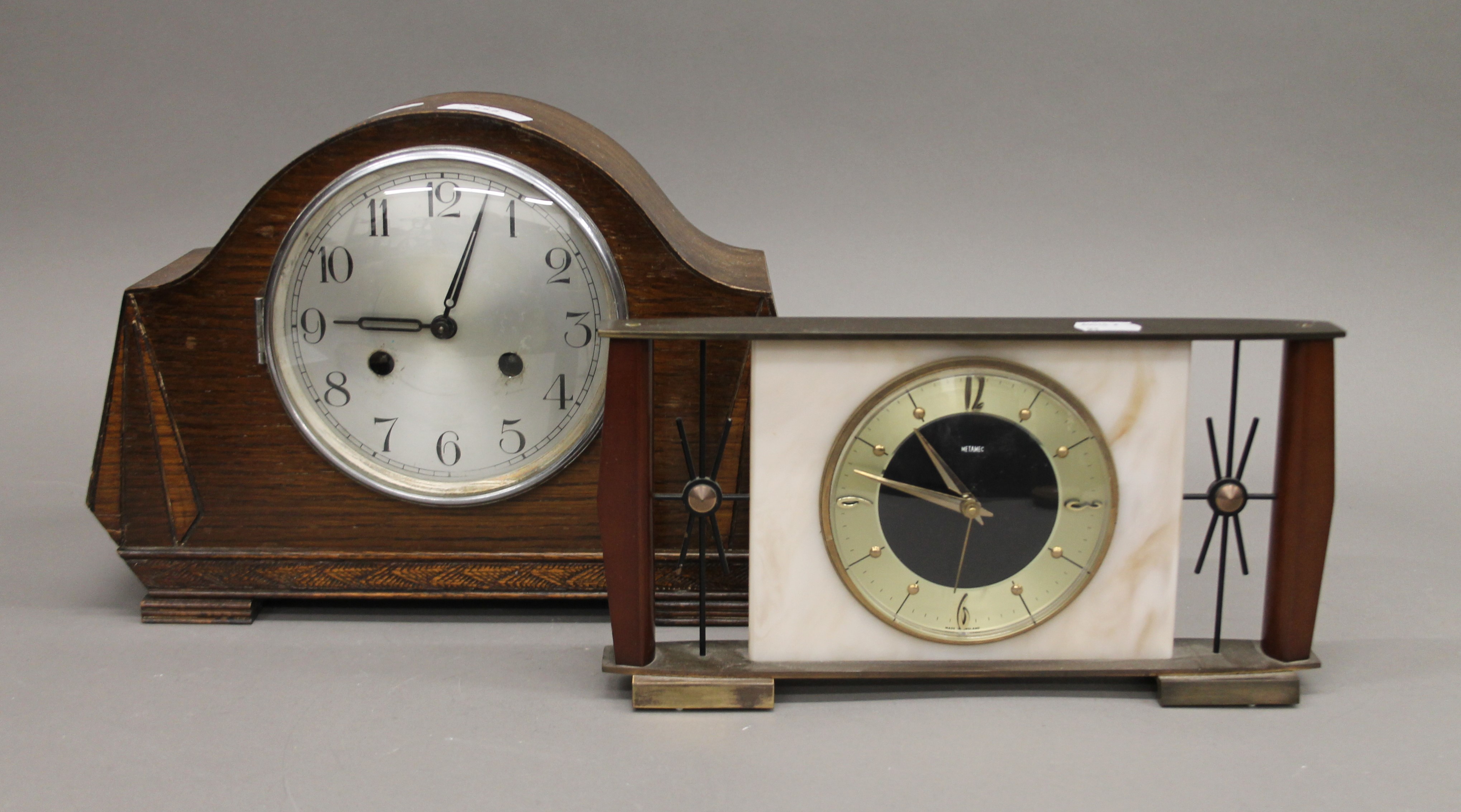 Two vintage mantel clocks. The largest 23 cm high.