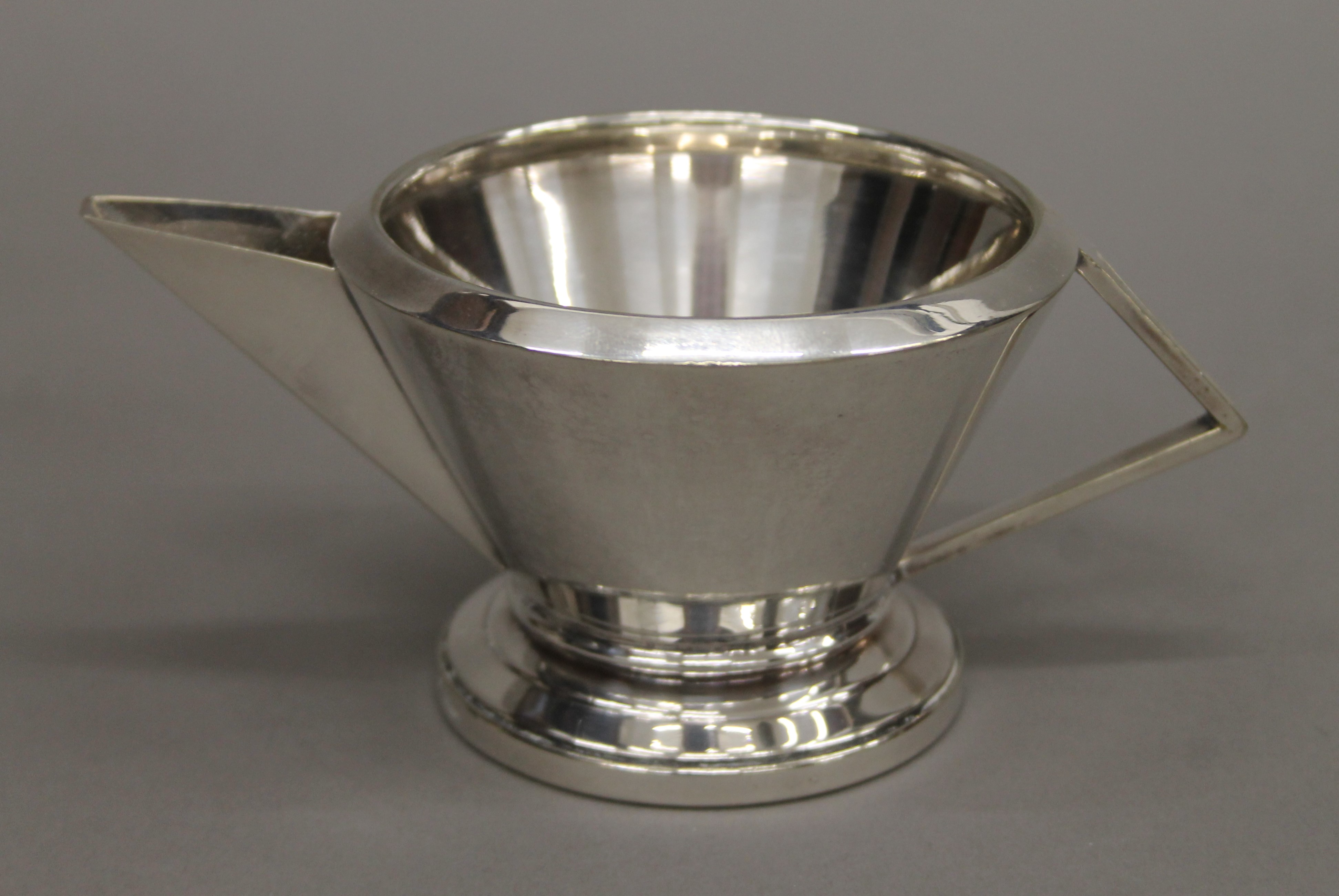 An Art Deco silver plated tea set. The tea pot 28 cm long. - Bild 4 aus 5