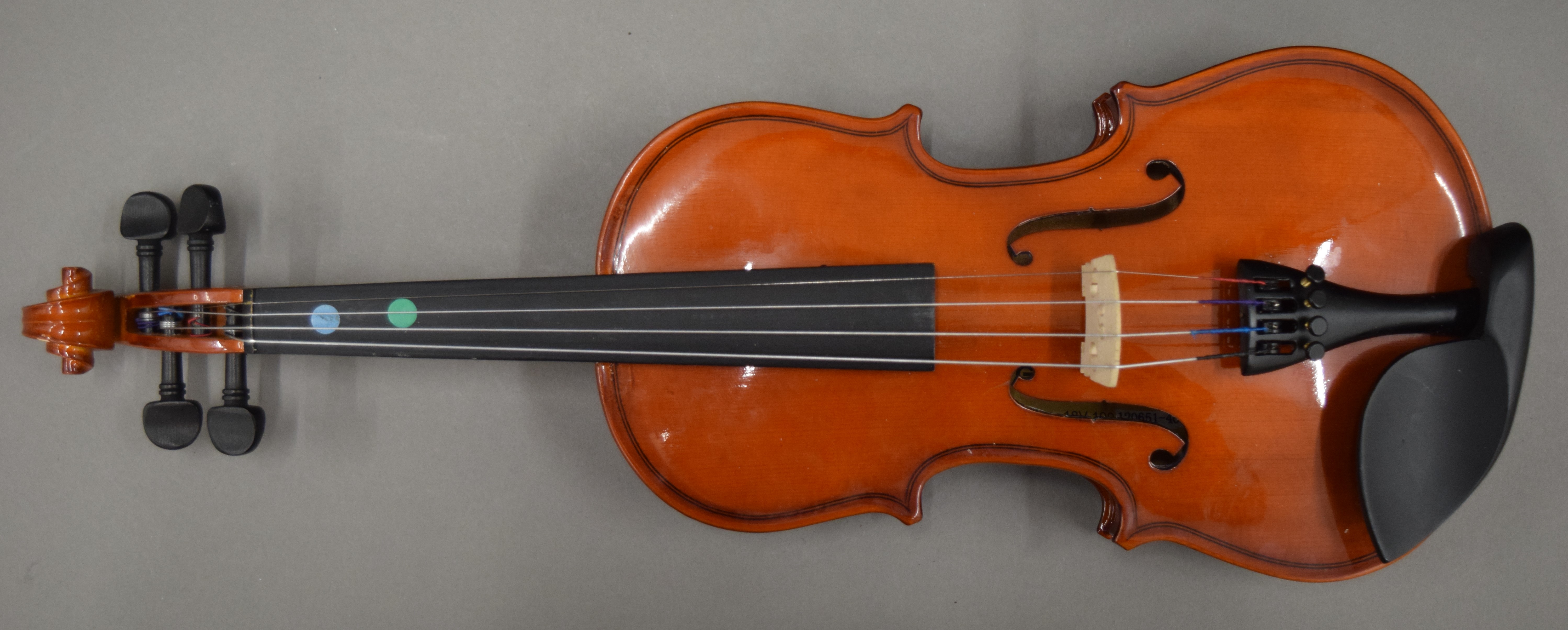 A modern child's violin and bow, cased. - Image 2 of 7
