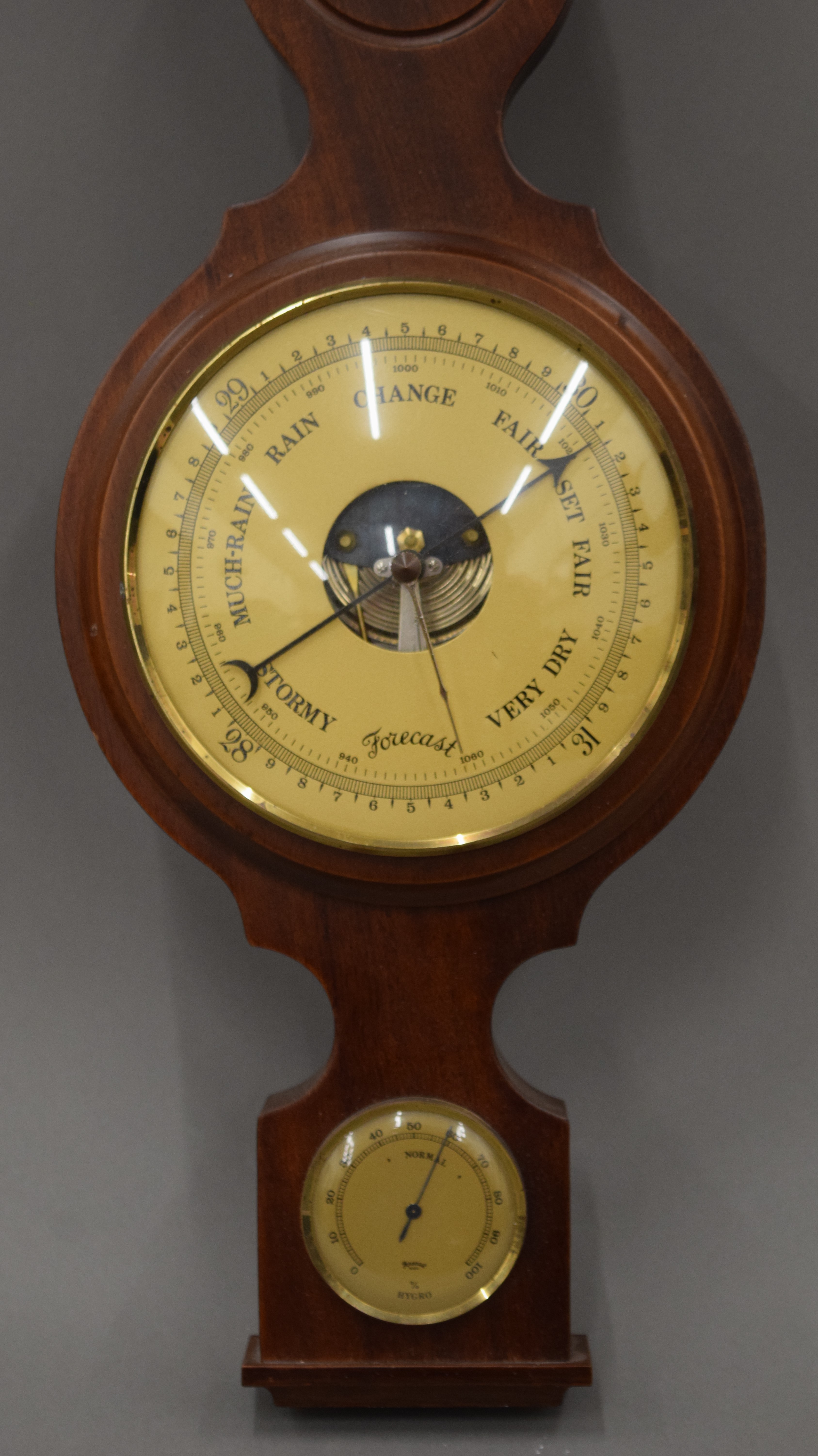 A wooden banjo barometer. 66.5 cm high. - Bild 3 aus 3