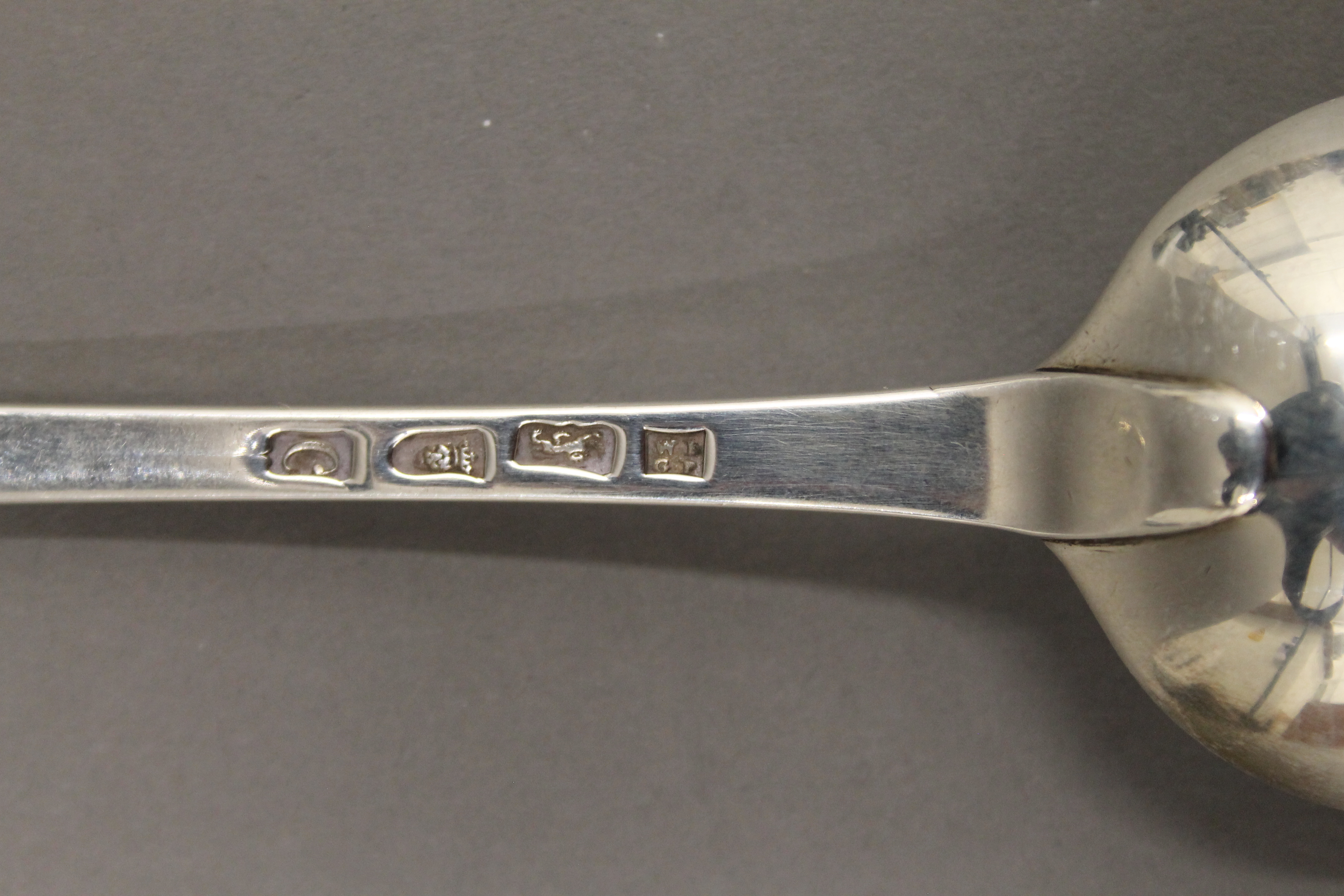 A Georgian silver serving spoon. 27.5 cm long. 84.6 grammes. - Bild 3 aus 3