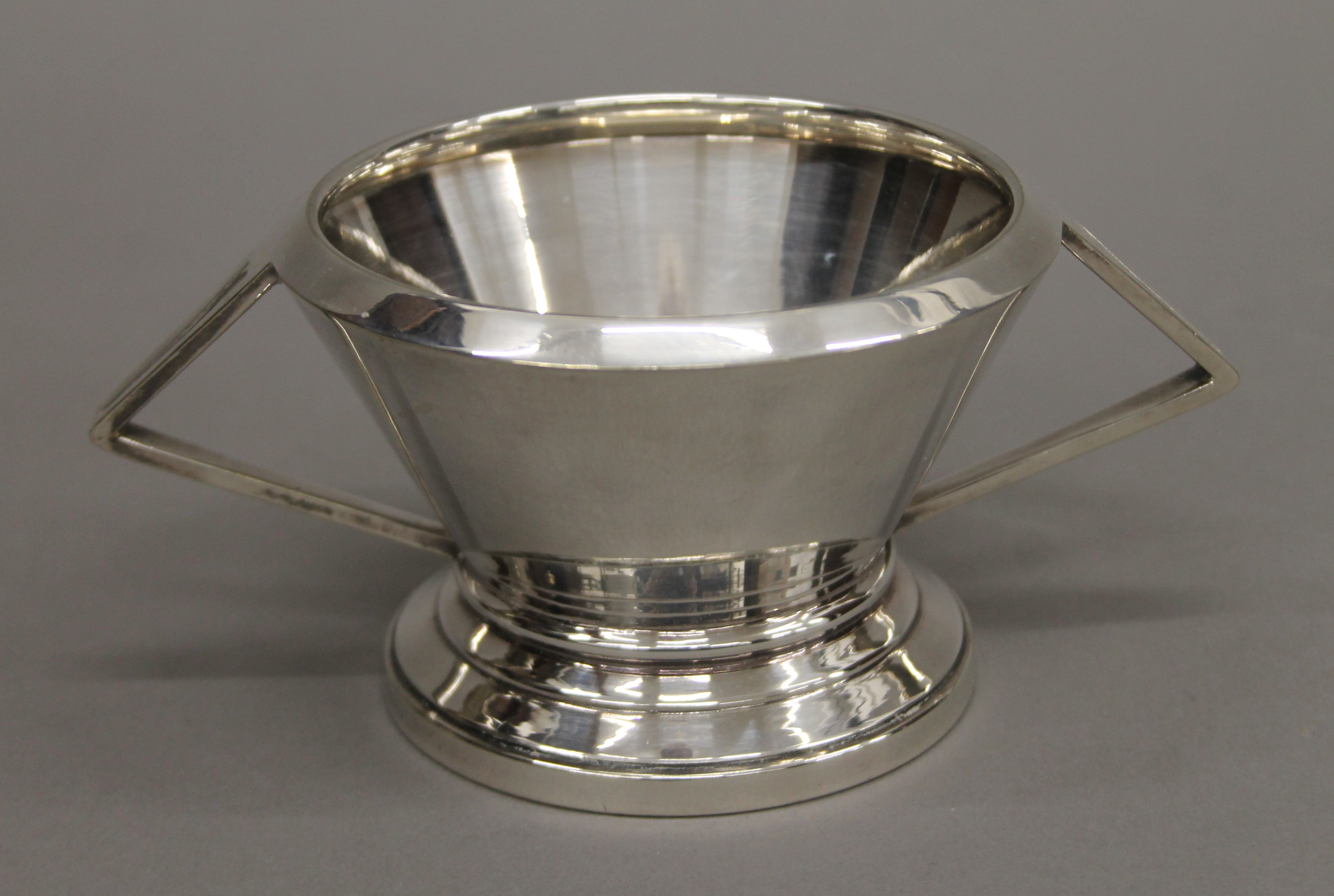 An Art Deco silver plated tea set. The tea pot 28 cm long. - Bild 5 aus 5