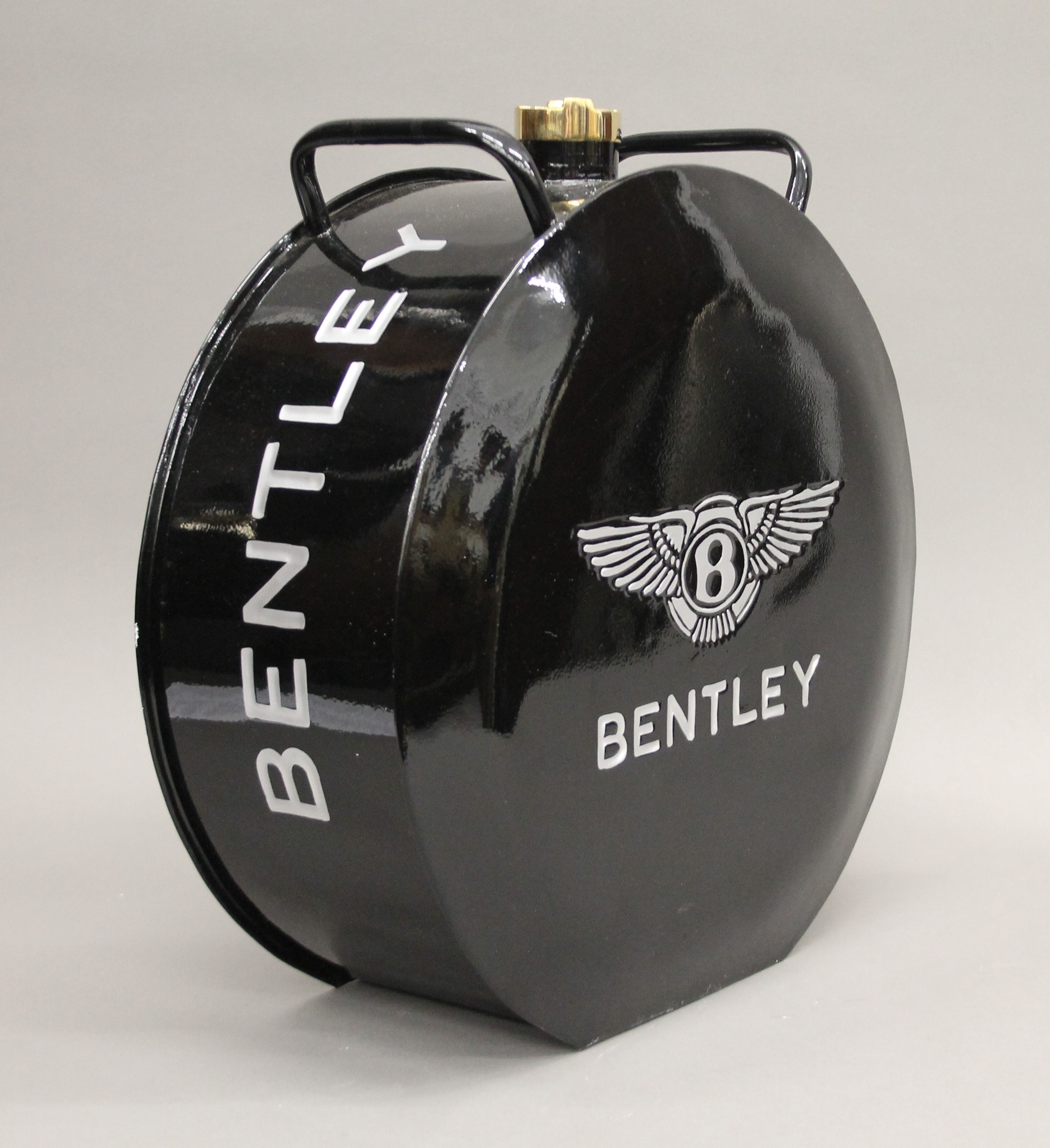 A Bentley oil can. 36 cm high. - Bild 2 aus 3