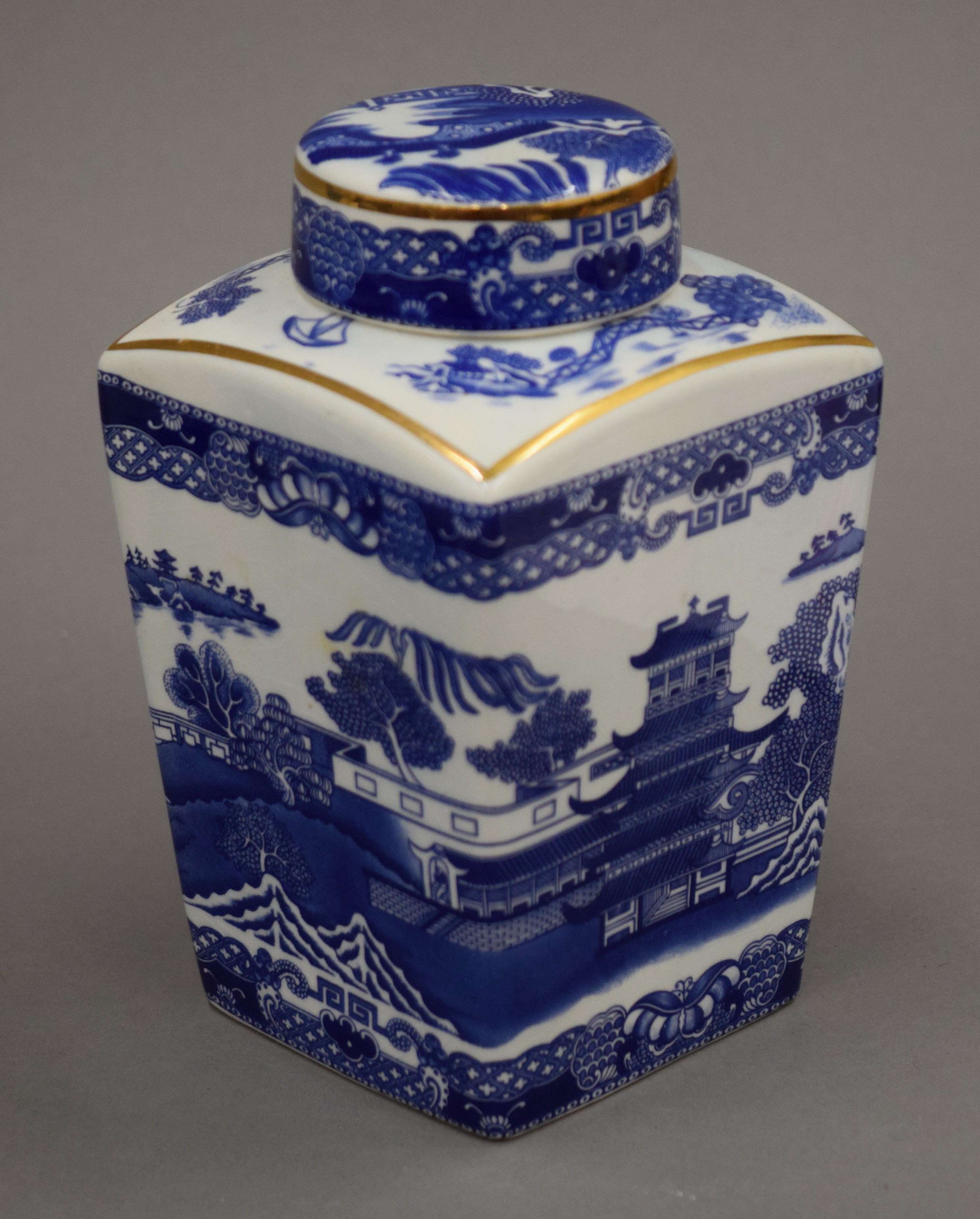A small quantity of blue and white porcelain. - Image 4 of 15