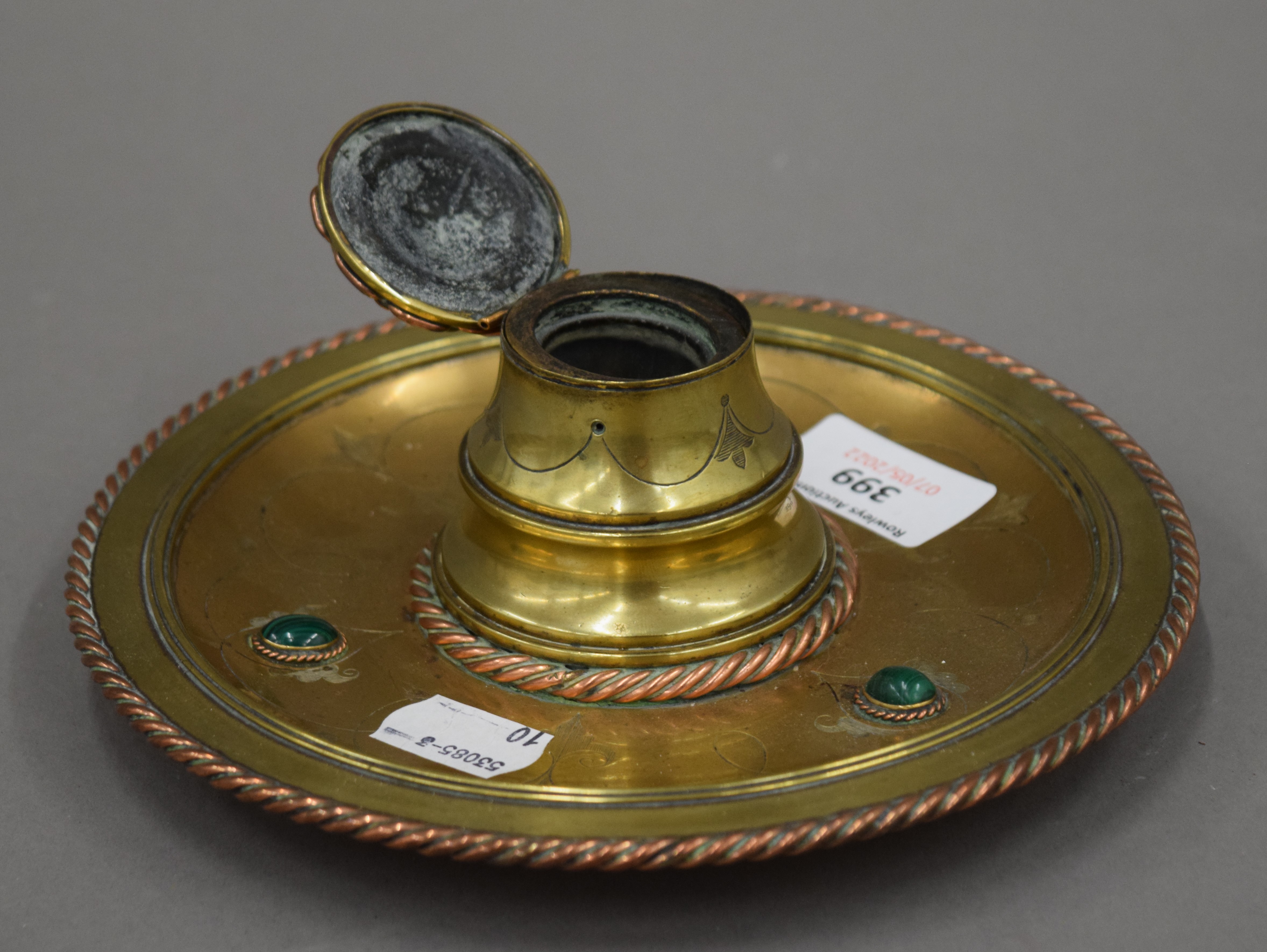 A Victorian brass and malachite inkwell. 17.5 cm diameter. - Bild 4 aus 6