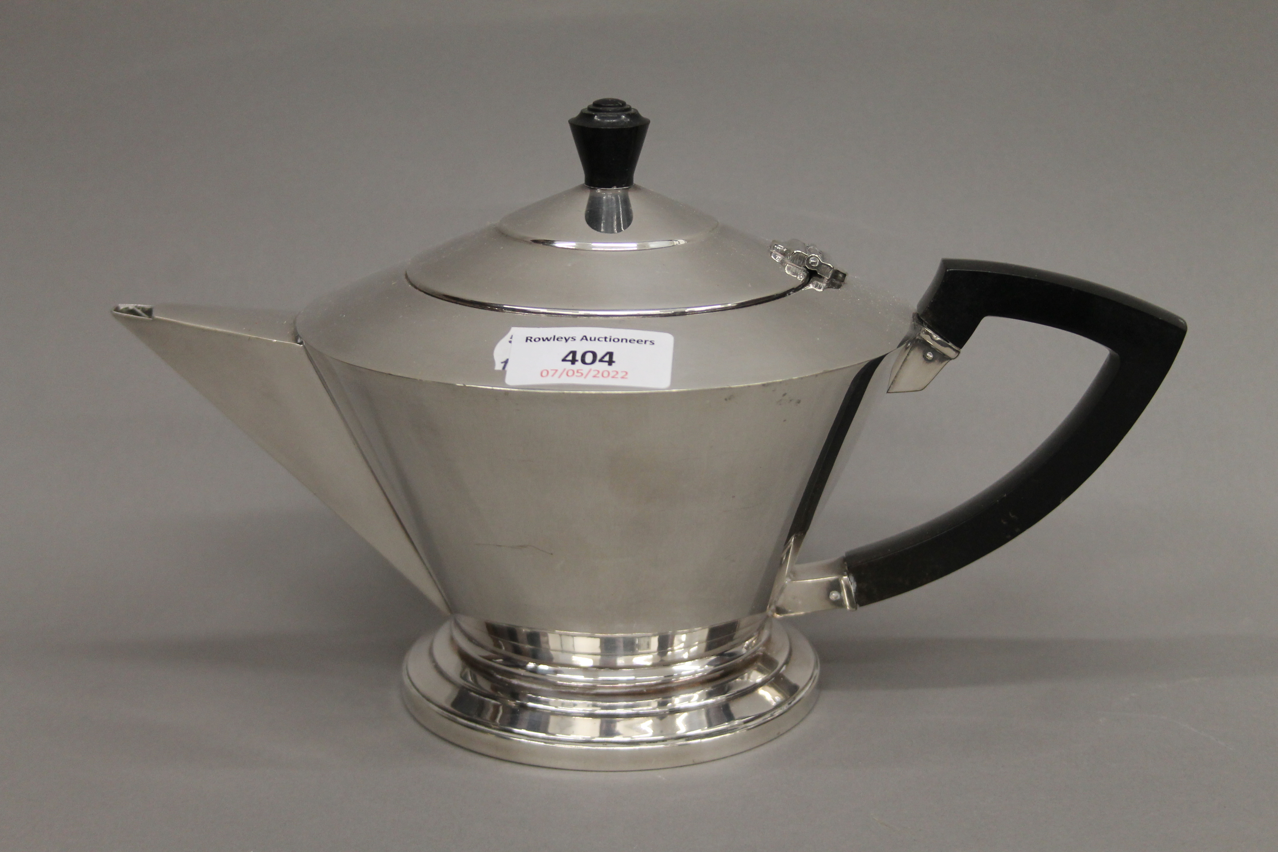 An Art Deco silver plated tea set. The tea pot 28 cm long. - Bild 2 aus 5