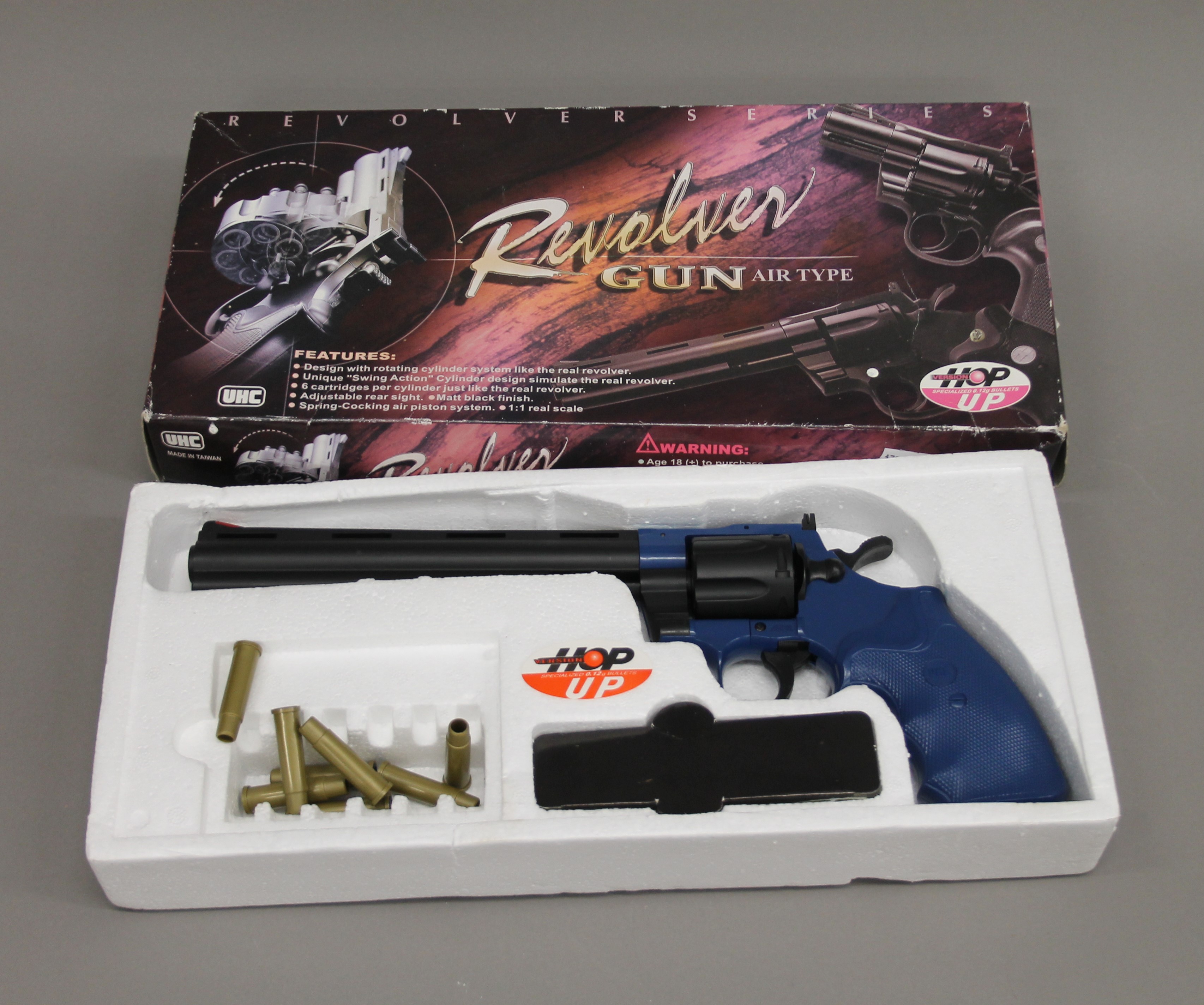 A boxed Air Type revolver. - Bild 2 aus 2