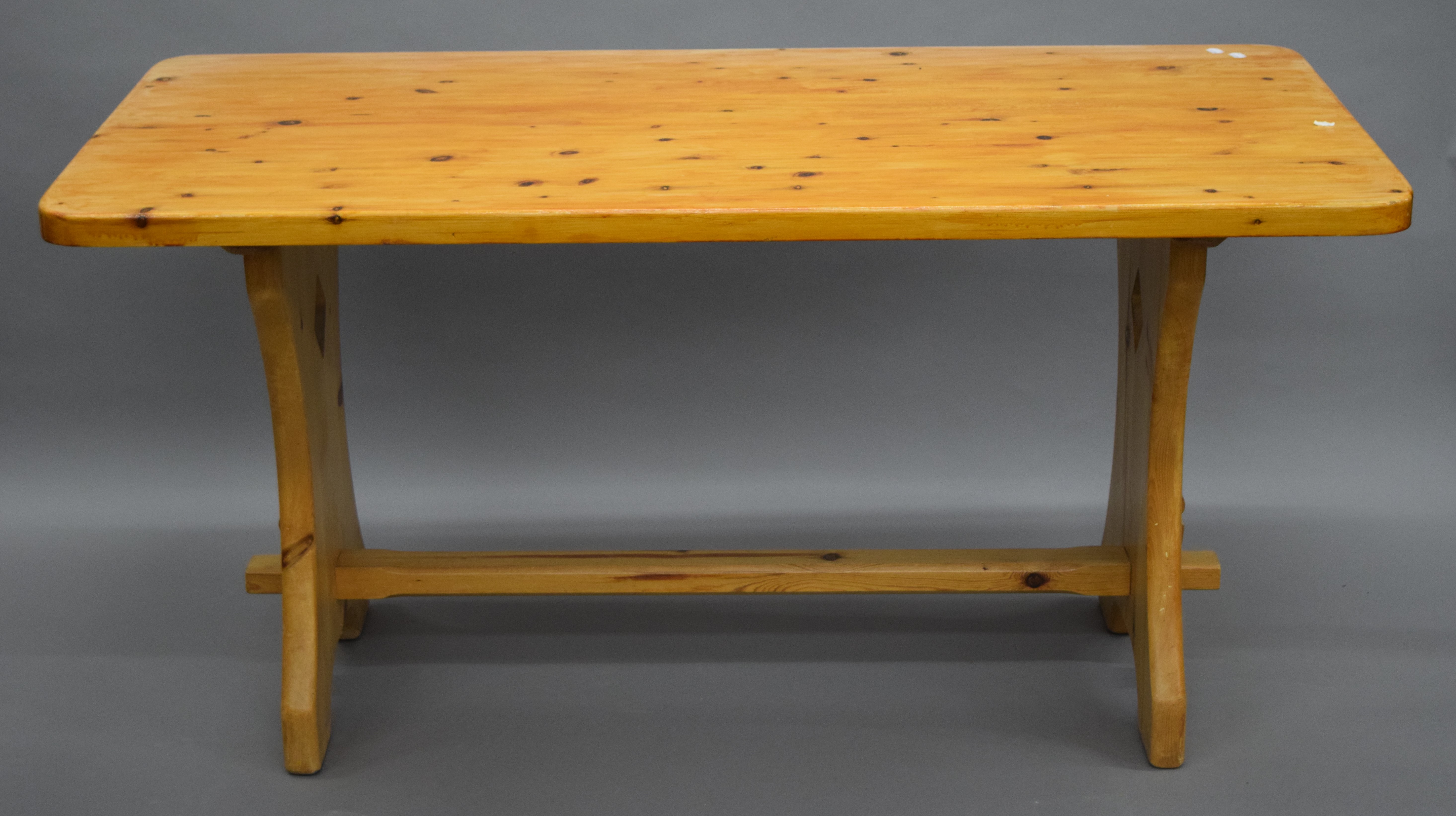 A modern pine table and four chairs. The table 150 cm long. - Image 2 of 9