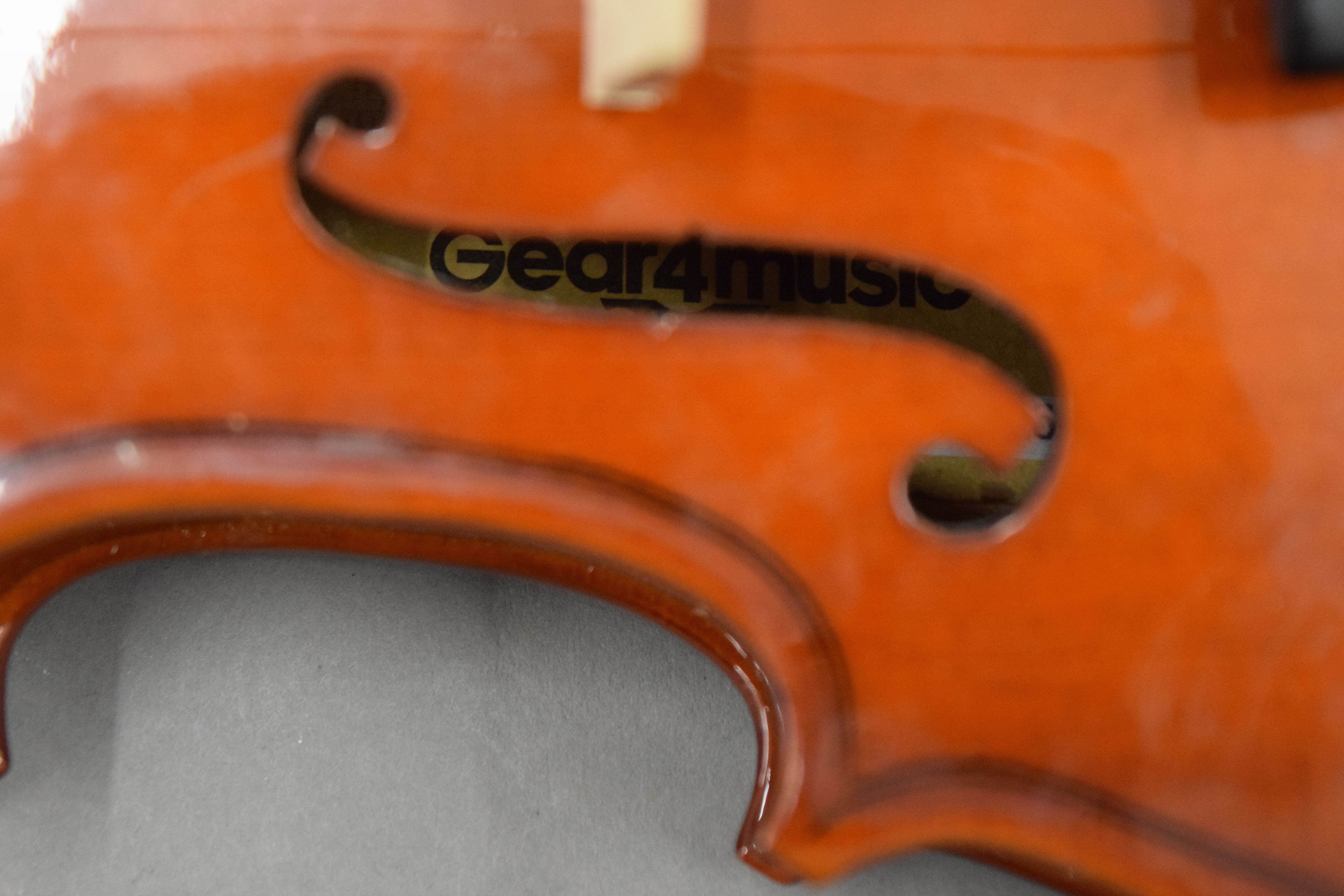 A modern child's violin and bow, cased. - Image 6 of 7