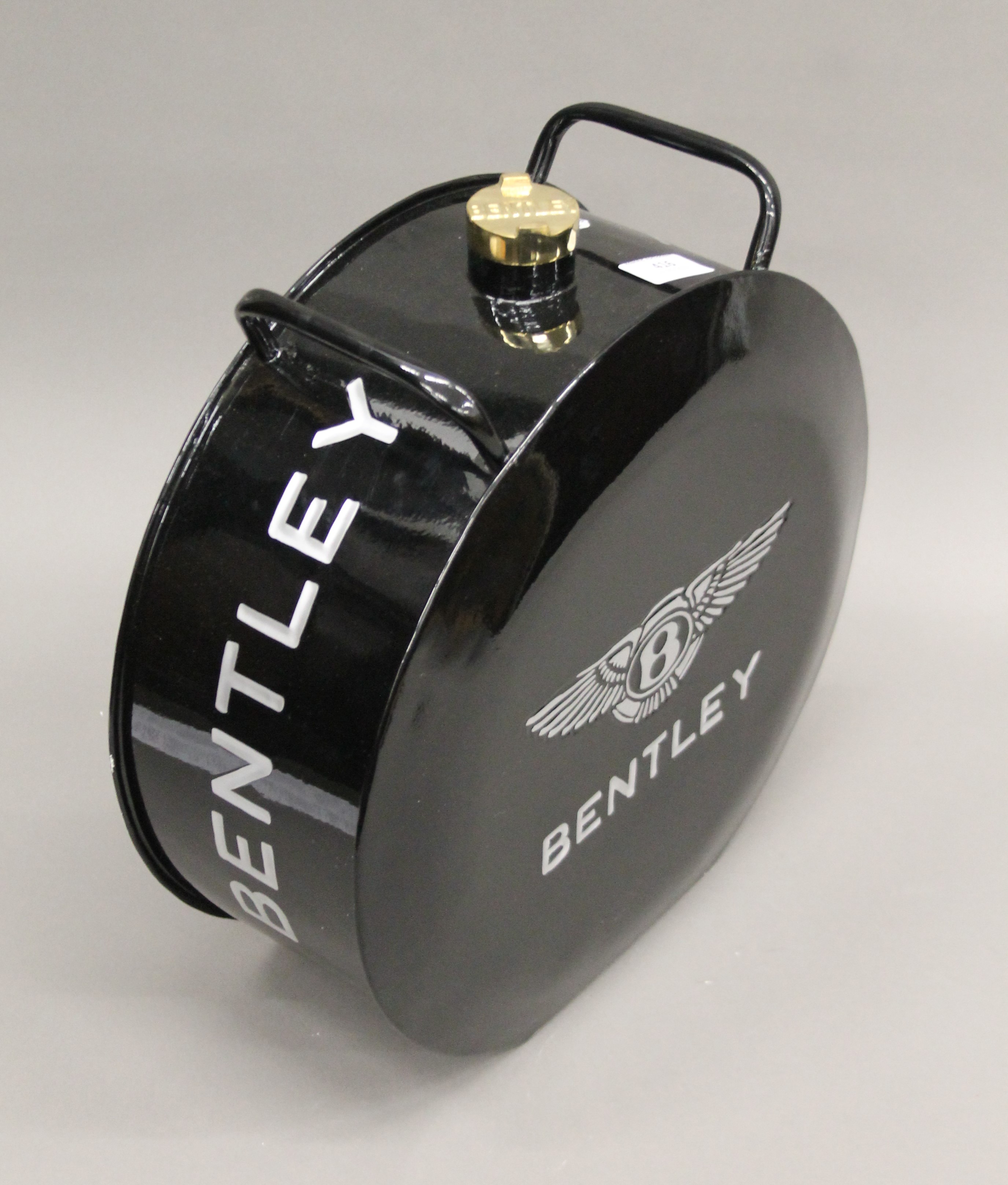 A Bentley oil can. 36 cm high. - Bild 3 aus 3