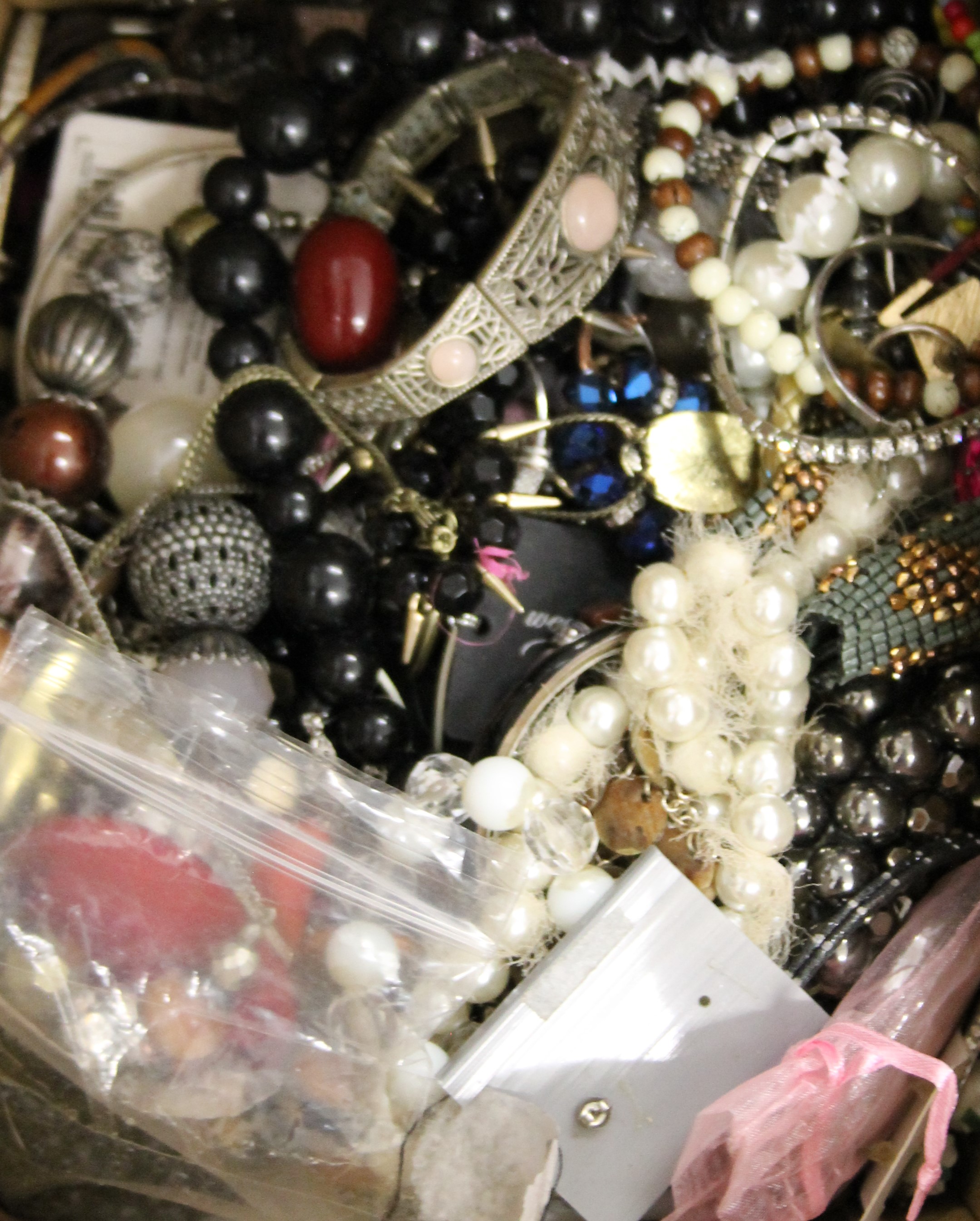 A large quantity of costume jewellery. - Image 2 of 4