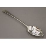 A Georgian silver serving spoon. 27.5 cm long. 84.6 grammes.