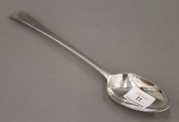 A Georgian silver serving spoon. 27.5 cm long. 84.6 grammes.