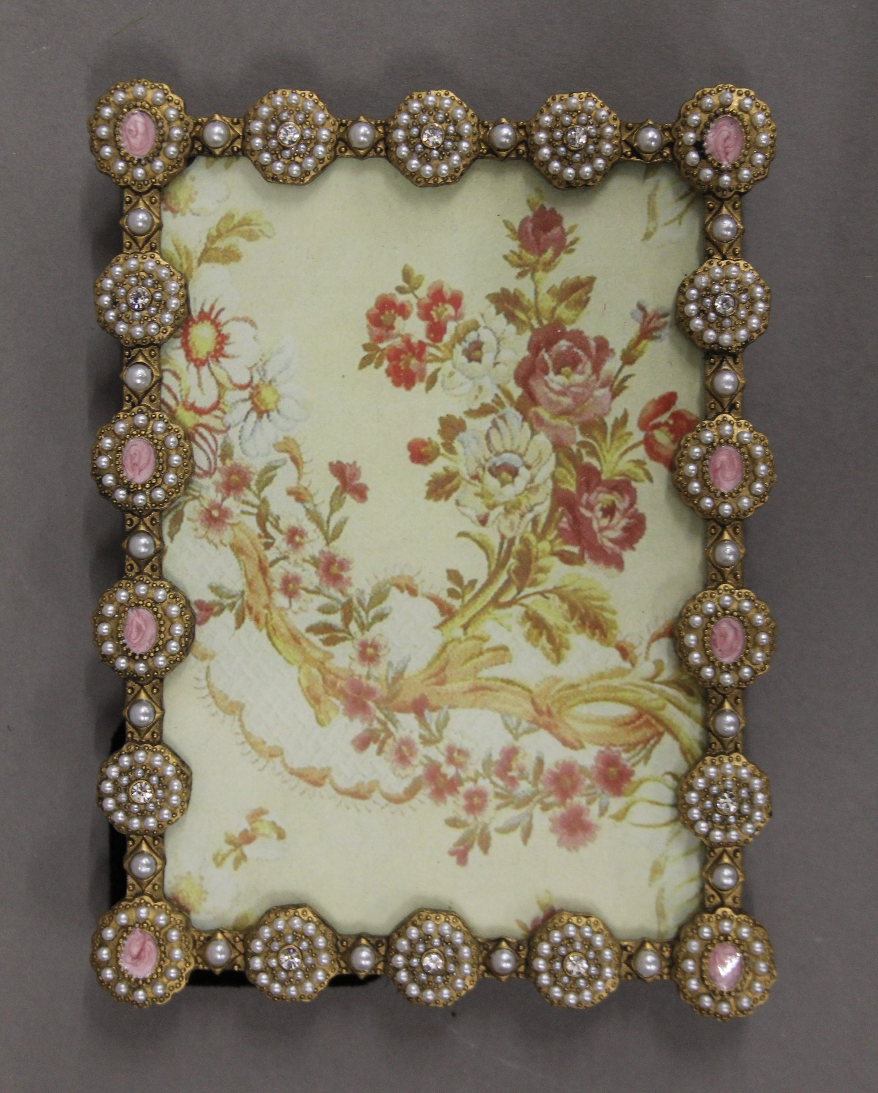 A scent bottle, a frame, a patch box and a decorative wall plate. - Image 3 of 5