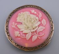 A silver compact with rose motif bearing Russian marks. 7 cm diameter.