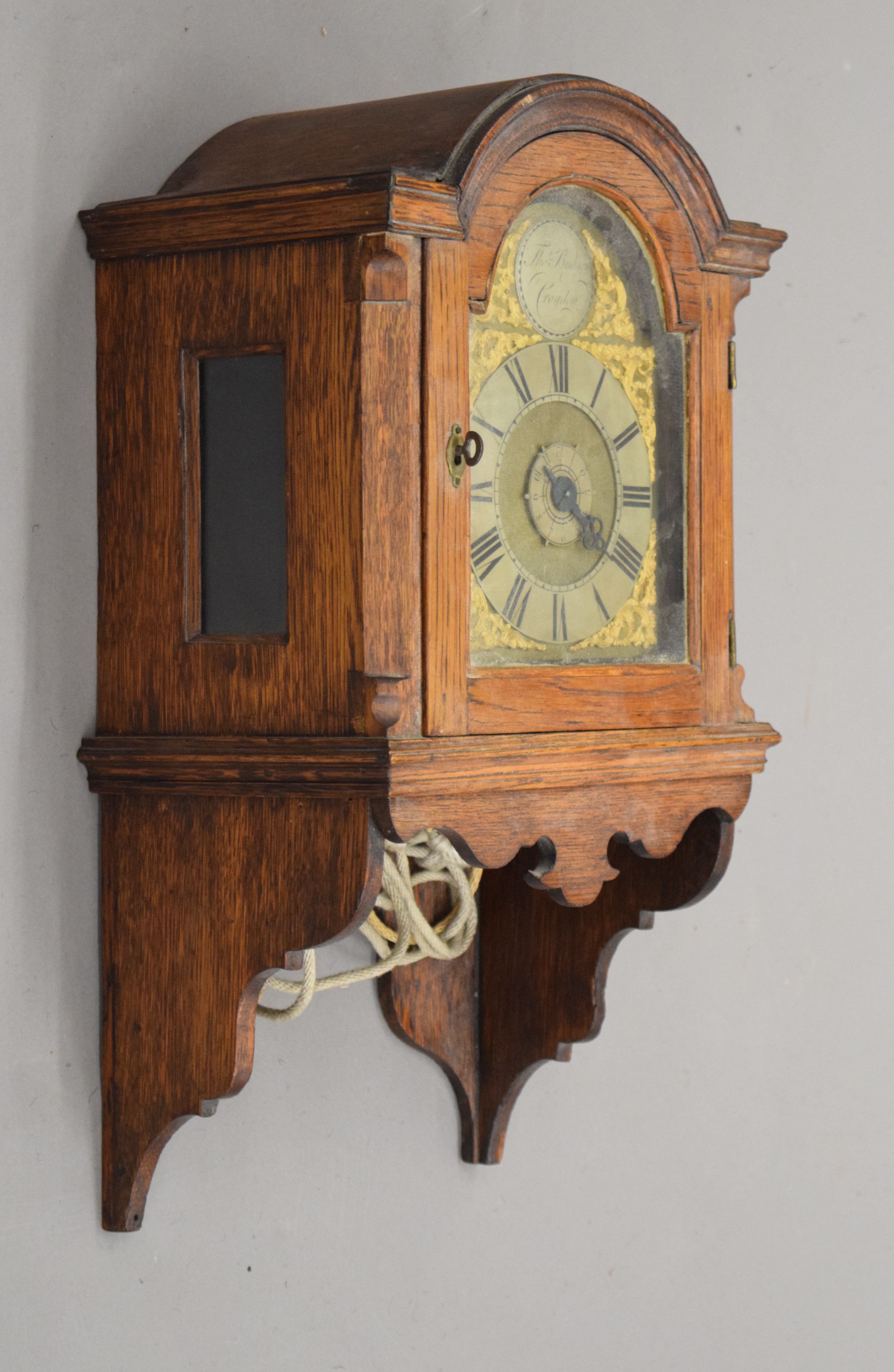 An oak wall clock, the brass dial inscribed Thos Budgen Croydon. 50 cm high. - Image 2 of 6