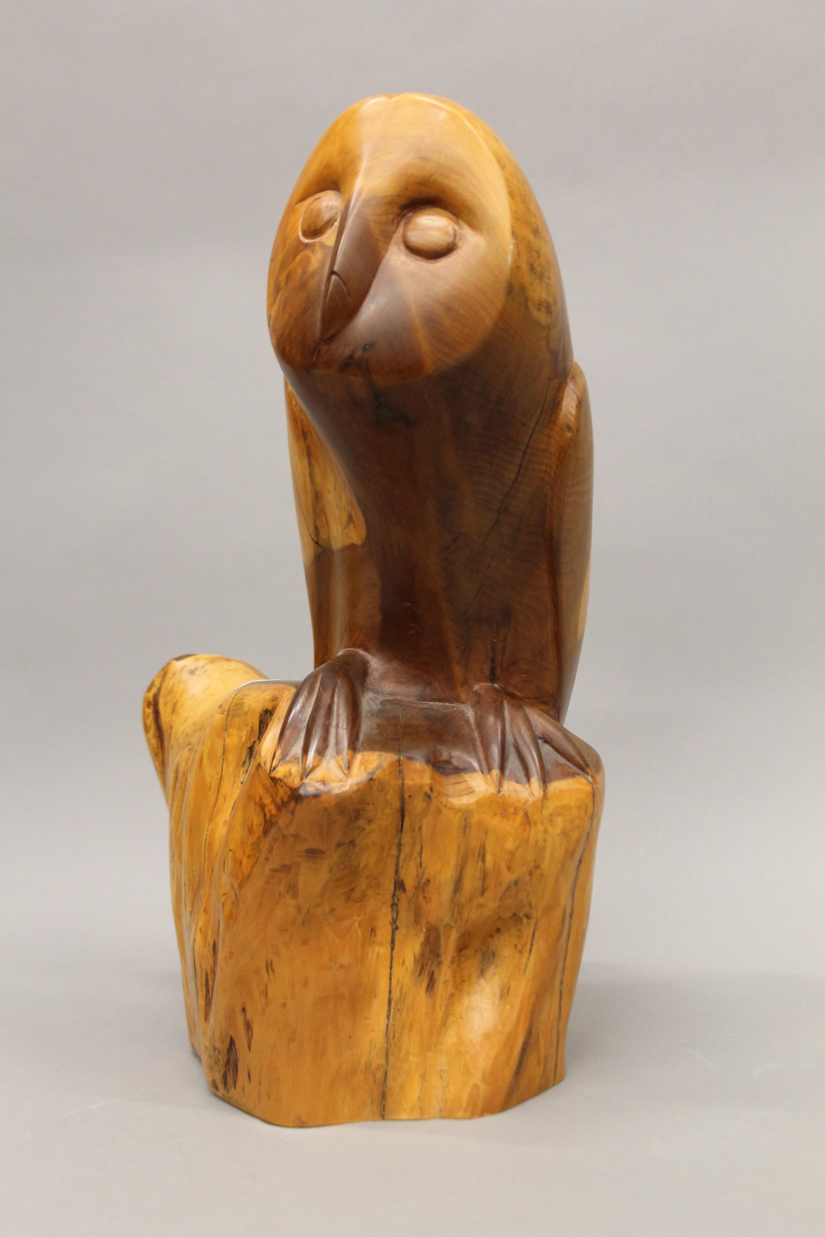 A carved wooden model of an owl. 40 cm high. - Bild 3 aus 3