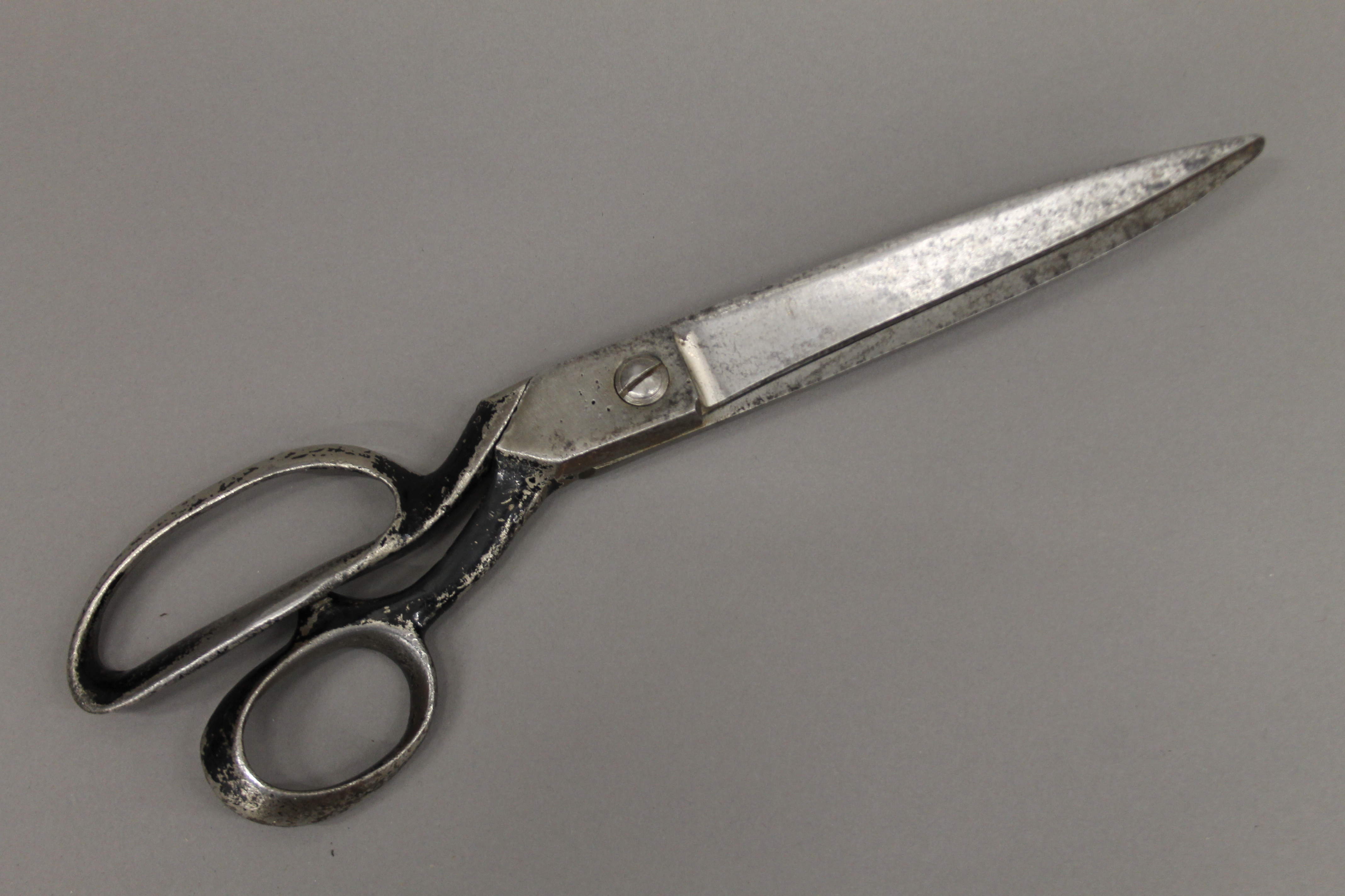 Three large tailors scissors and two pairs of bronze scissors. - Image 4 of 8
