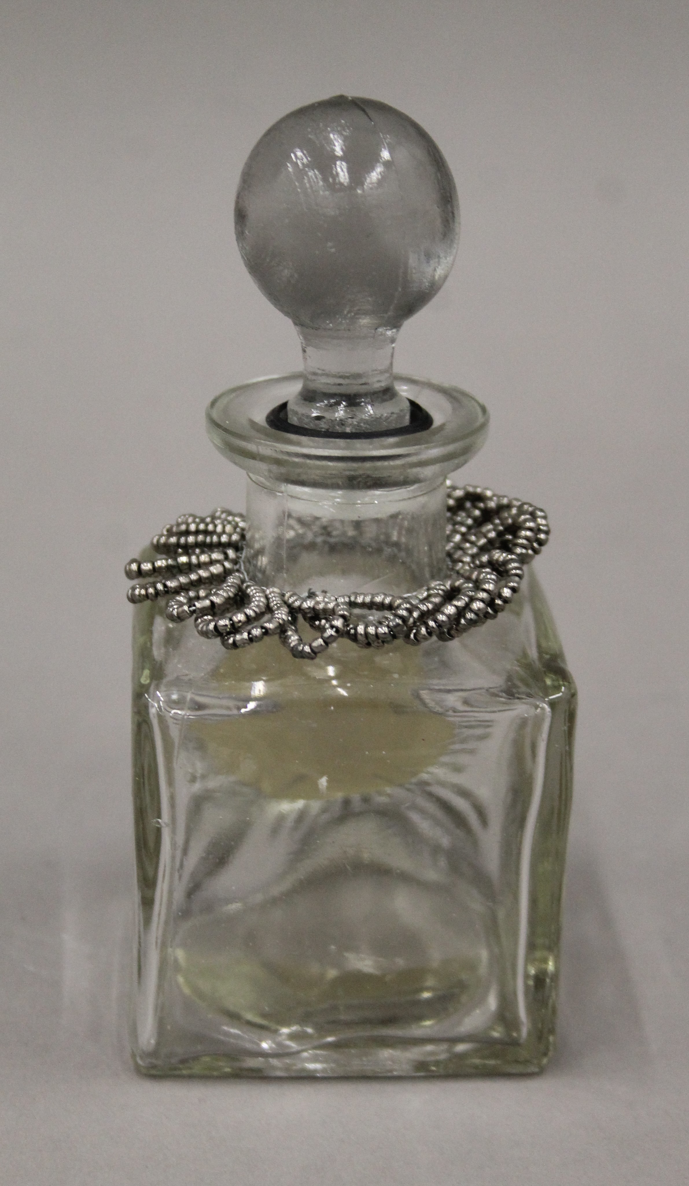 Three glass scent bottles. - Bild 2 aus 7