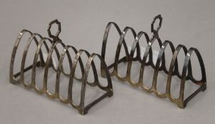 A pair of silver toast racks. 10 cm long. 120.8 grammes.