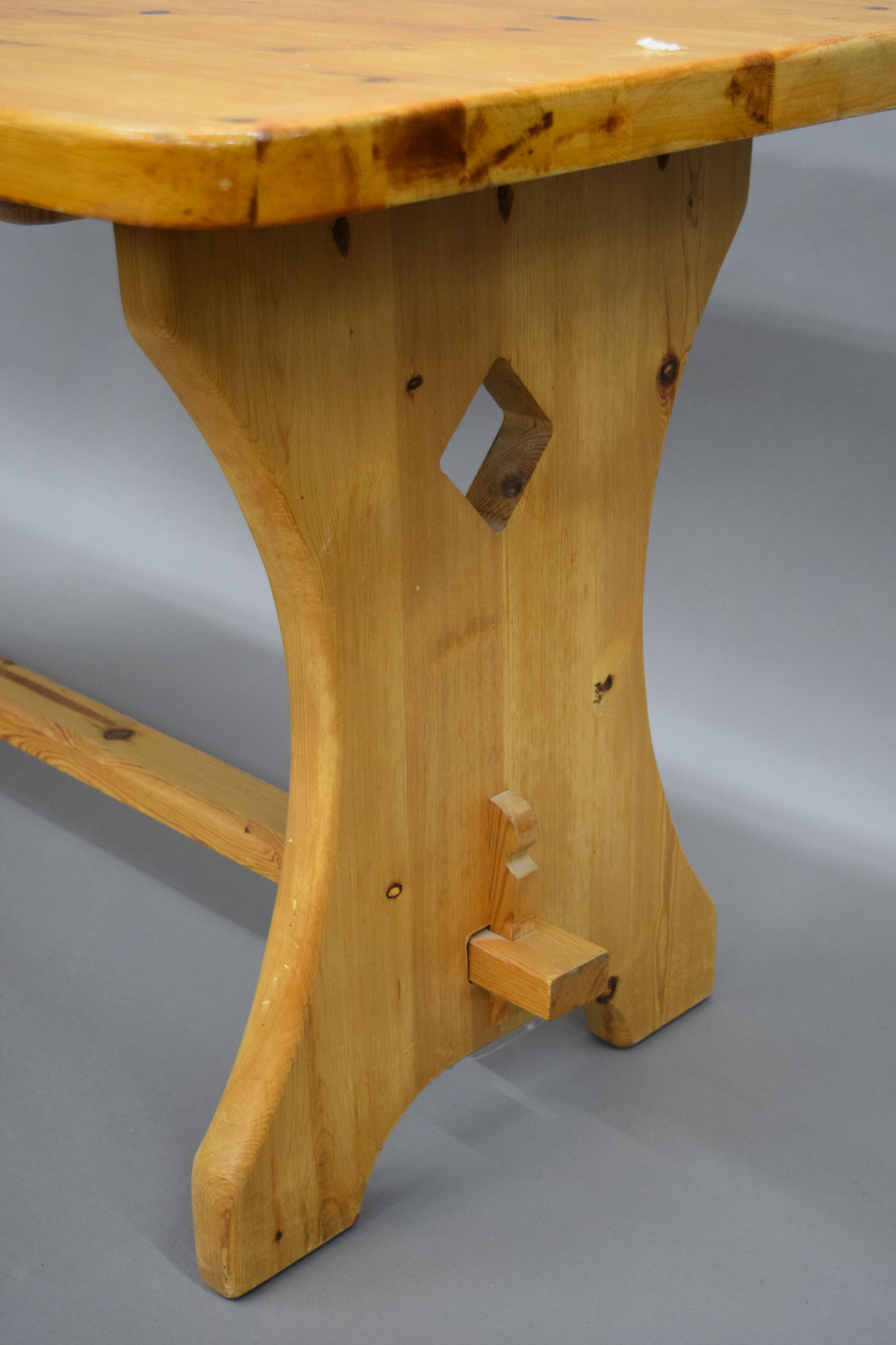 A modern pine table and four chairs. The table 150 cm long. - Image 4 of 9