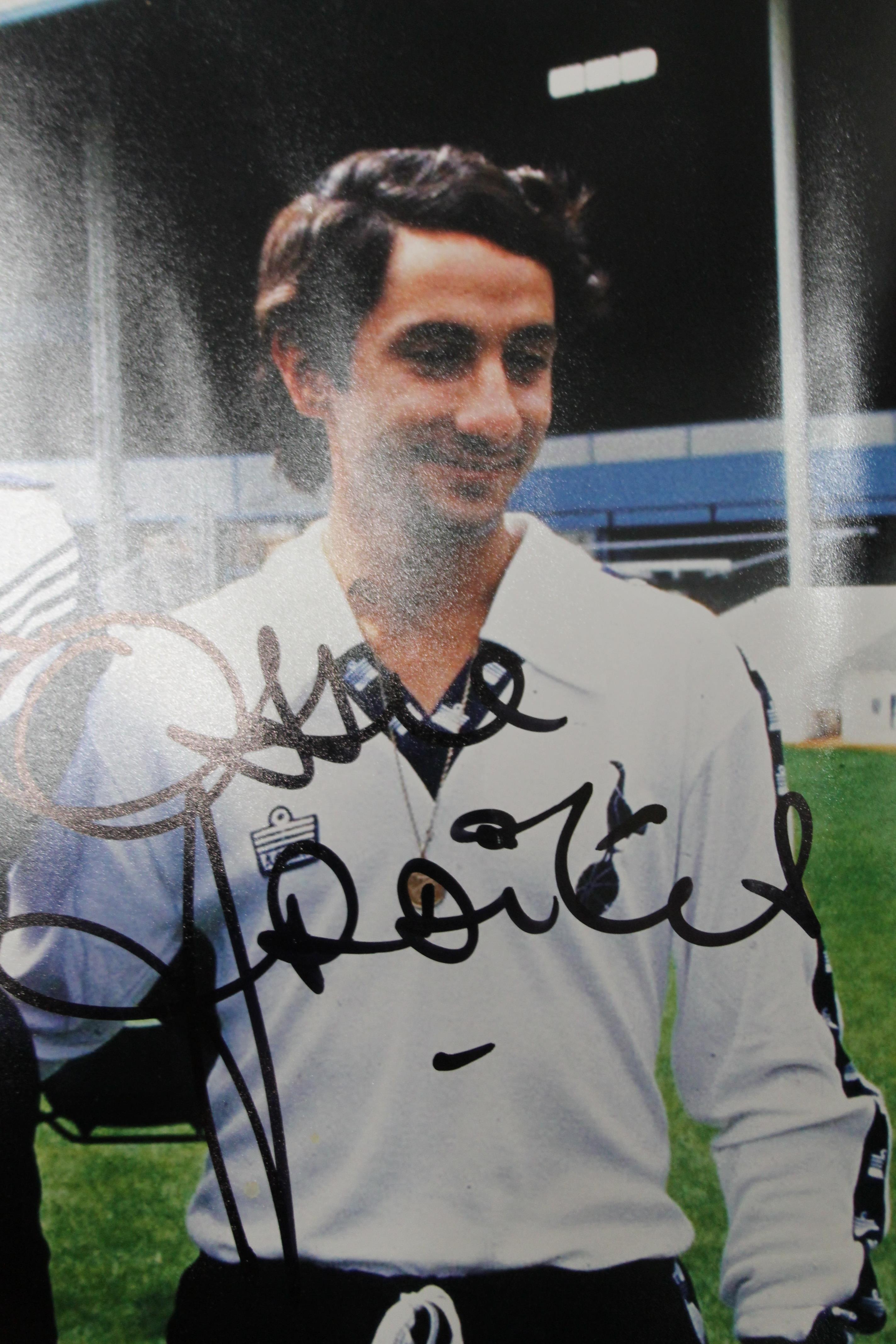 A signed Tottenham Hotspurs photograph. 40.5 cm x 30.5 cm. - Bild 4 aus 4