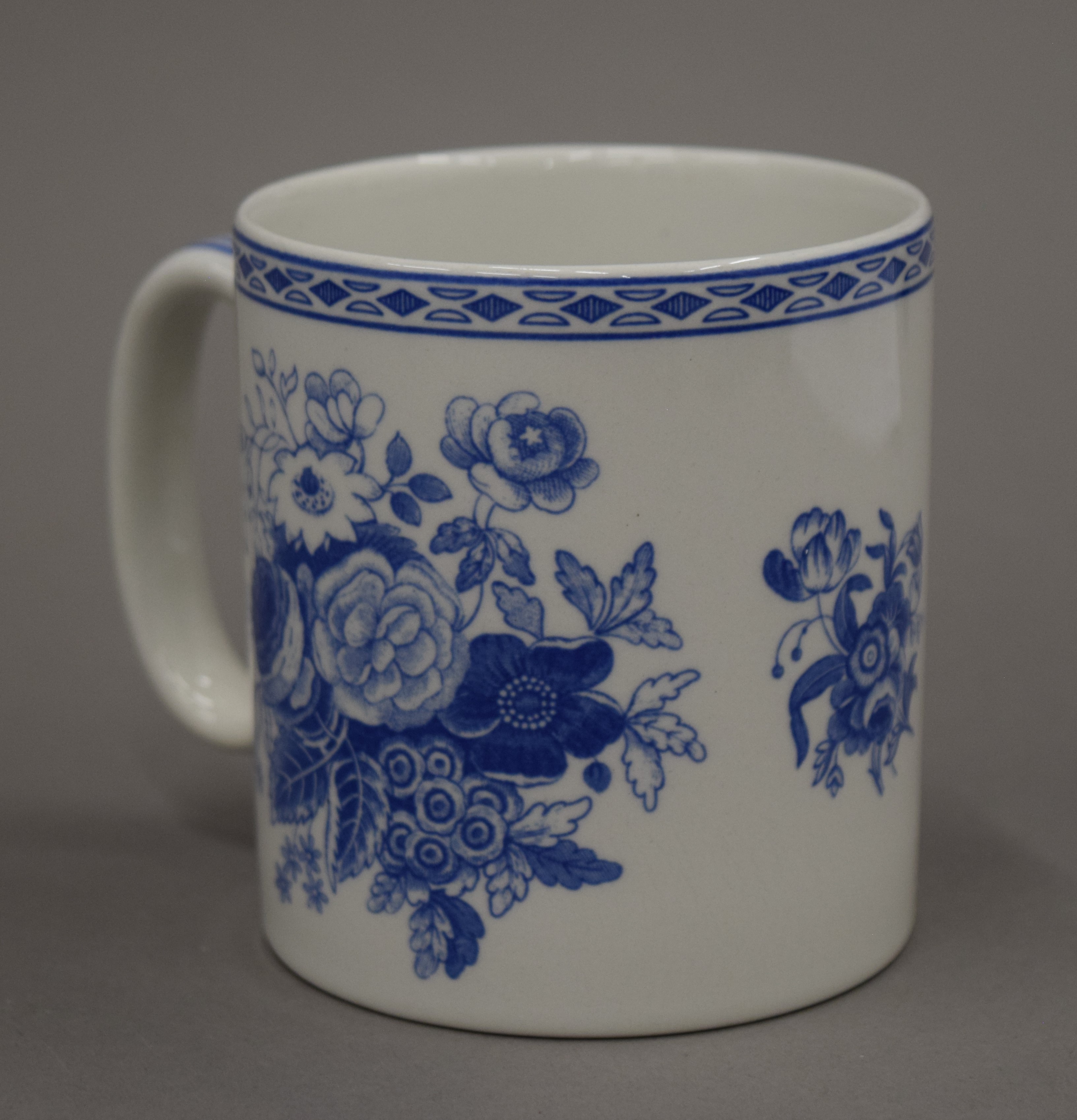 A small quantity of blue and white porcelain. - Image 9 of 15