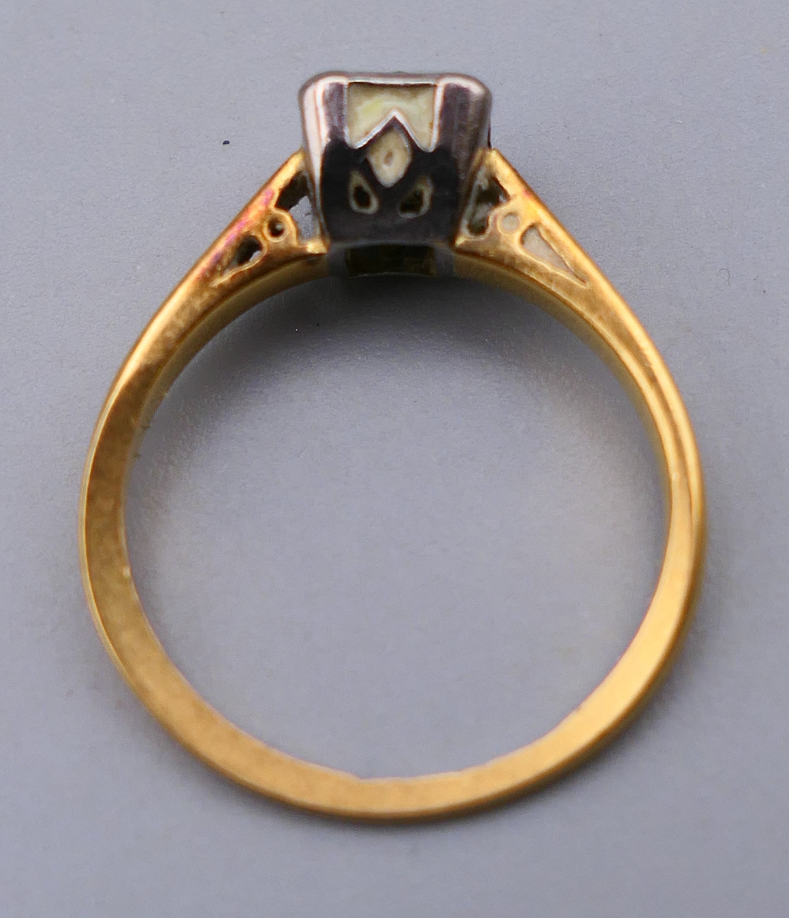 An 18 ct gold diamond solitaire ring. Ring size K/L. 2.5 grammes total weight. - Image 3 of 4
