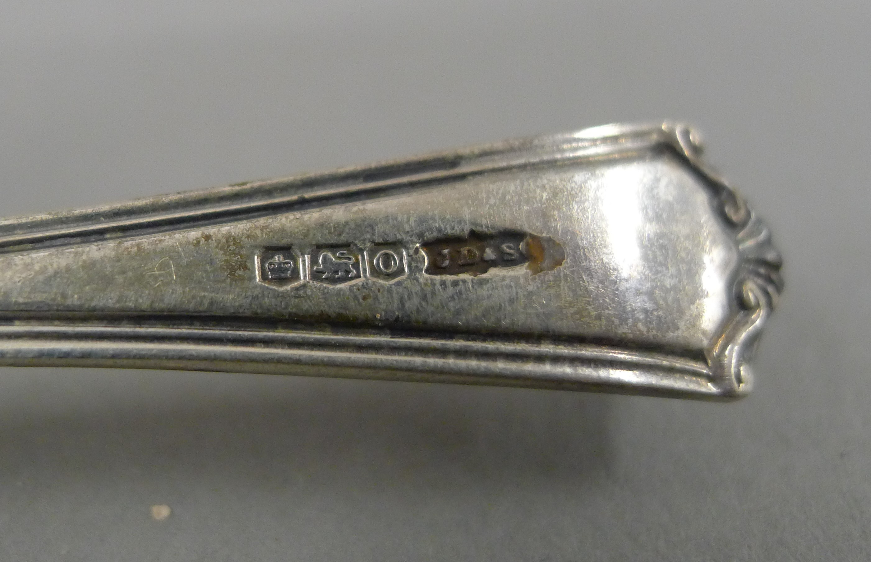 A cased set of six silver teaspoons and sugar tongs. 95.7 grammes. - Image 5 of 7