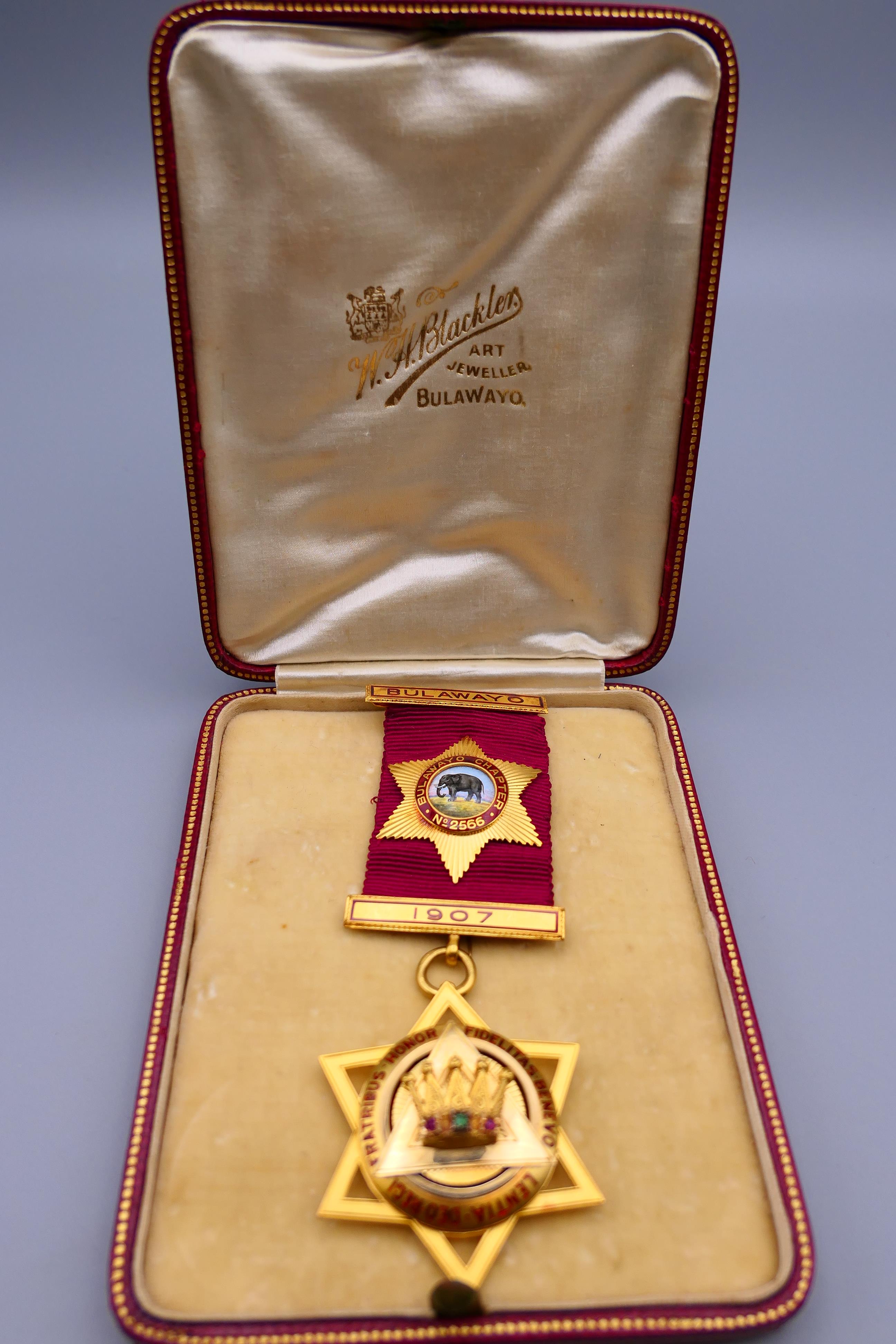 An 18 ct gold Masonic Bulawayo 1907 medal, the reverse inscribed, boxed. 11.5 cm high.