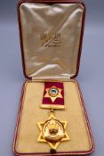 An 18 ct gold Masonic Bulawayo 1907 medal, the reverse inscribed, boxed. 11.5 cm high.