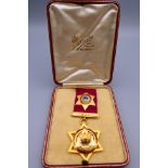 An 18 ct gold Masonic Bulawayo 1907 medal, the reverse inscribed, boxed. 11.5 cm high.